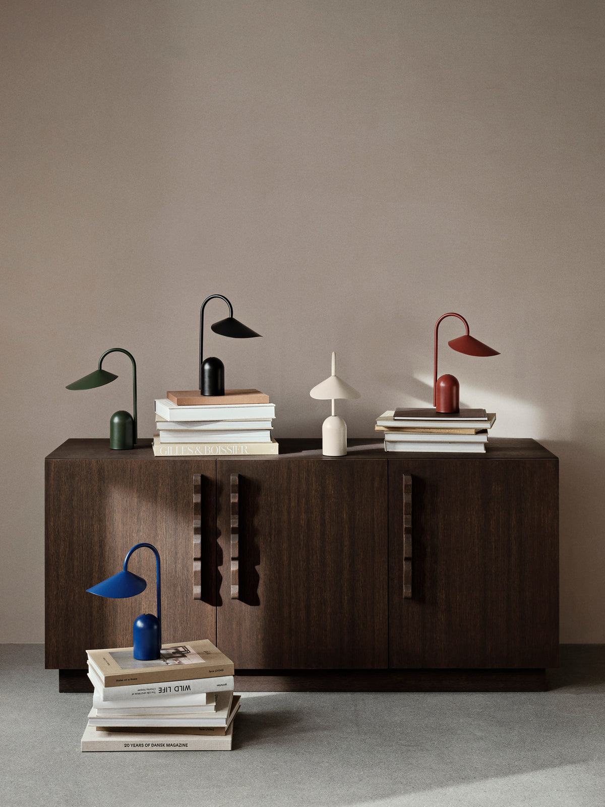 Arum portable Tischleuchte in Oxide Red präsentiert im Onlineshop von KAQTU Design AG. Tischleuchte ist von Ferm Living