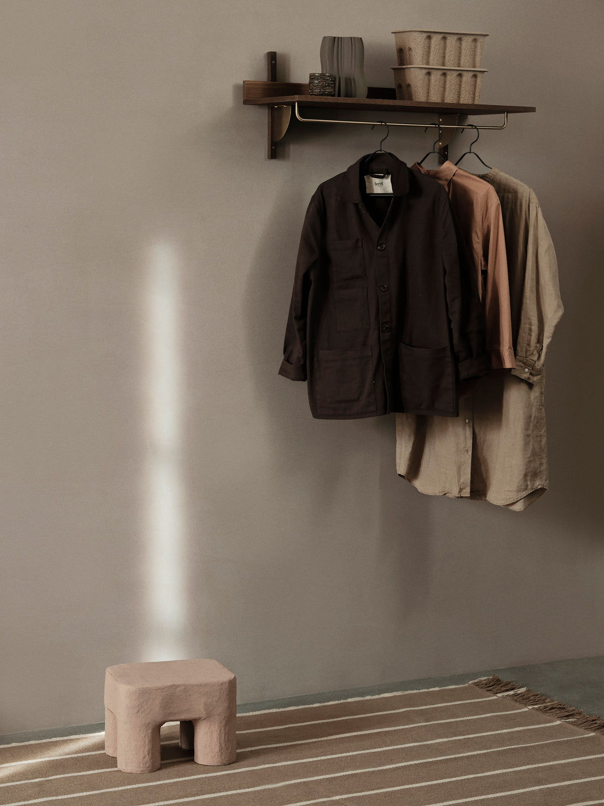 Sector Wandregal von Ferm Living in Smoked Oak/Brass: Eichenfurnier mit Profilen aus massiver Eiche und Halterungen aus Messing, an der Wand montiert.