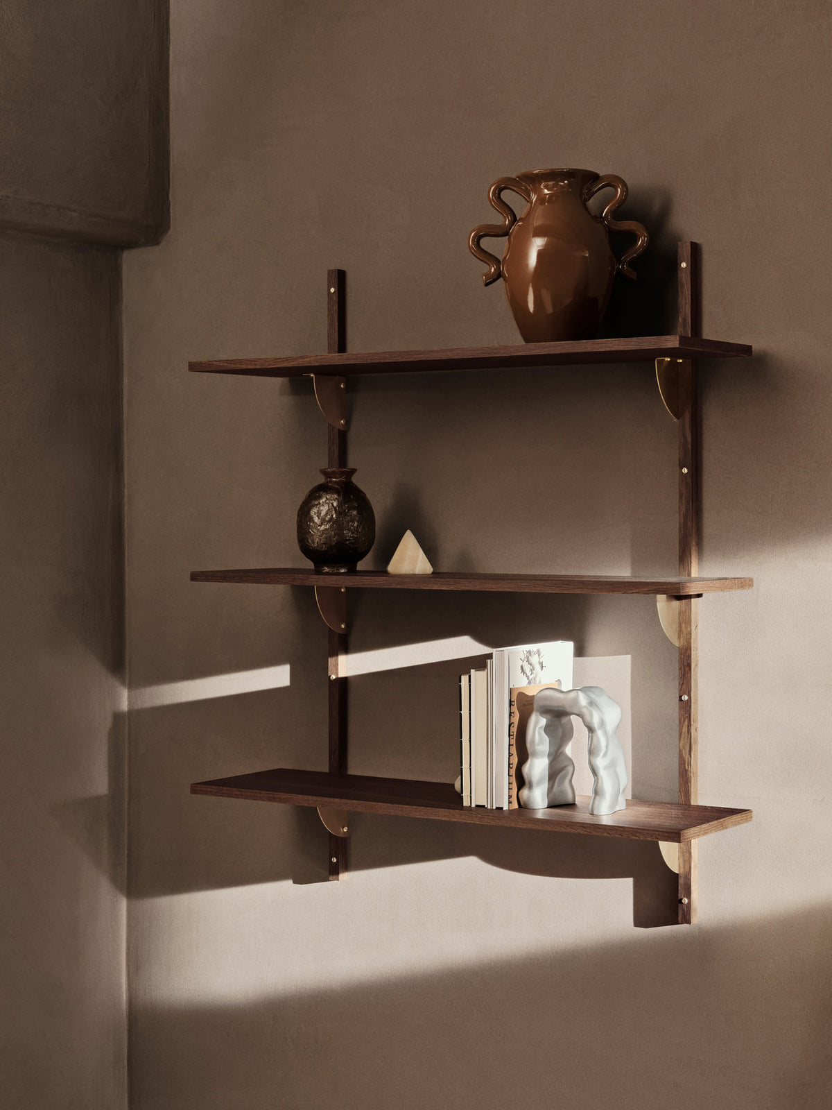 Sector Regal Triple/Wide in Smoked Oak/Brass präsentiert im Onlineshop von KAQTU Design AG. Wandregal ist von Ferm Living