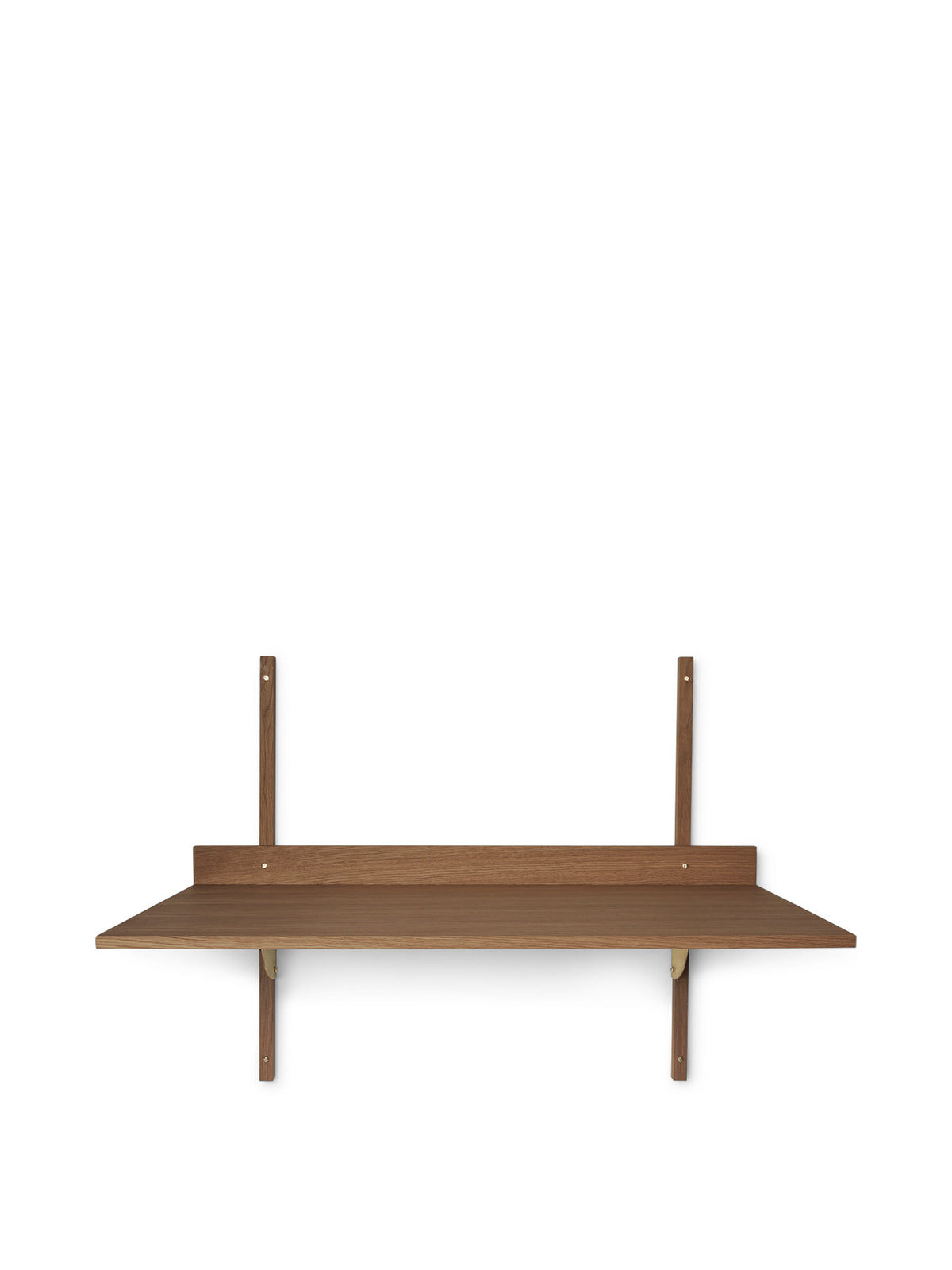 Sector Schreibtisch von Ferm Living mit Platte aus geräuchertem Eichenfurnier, Profilen aus massiver Eiche und Halterungen aus Messing.