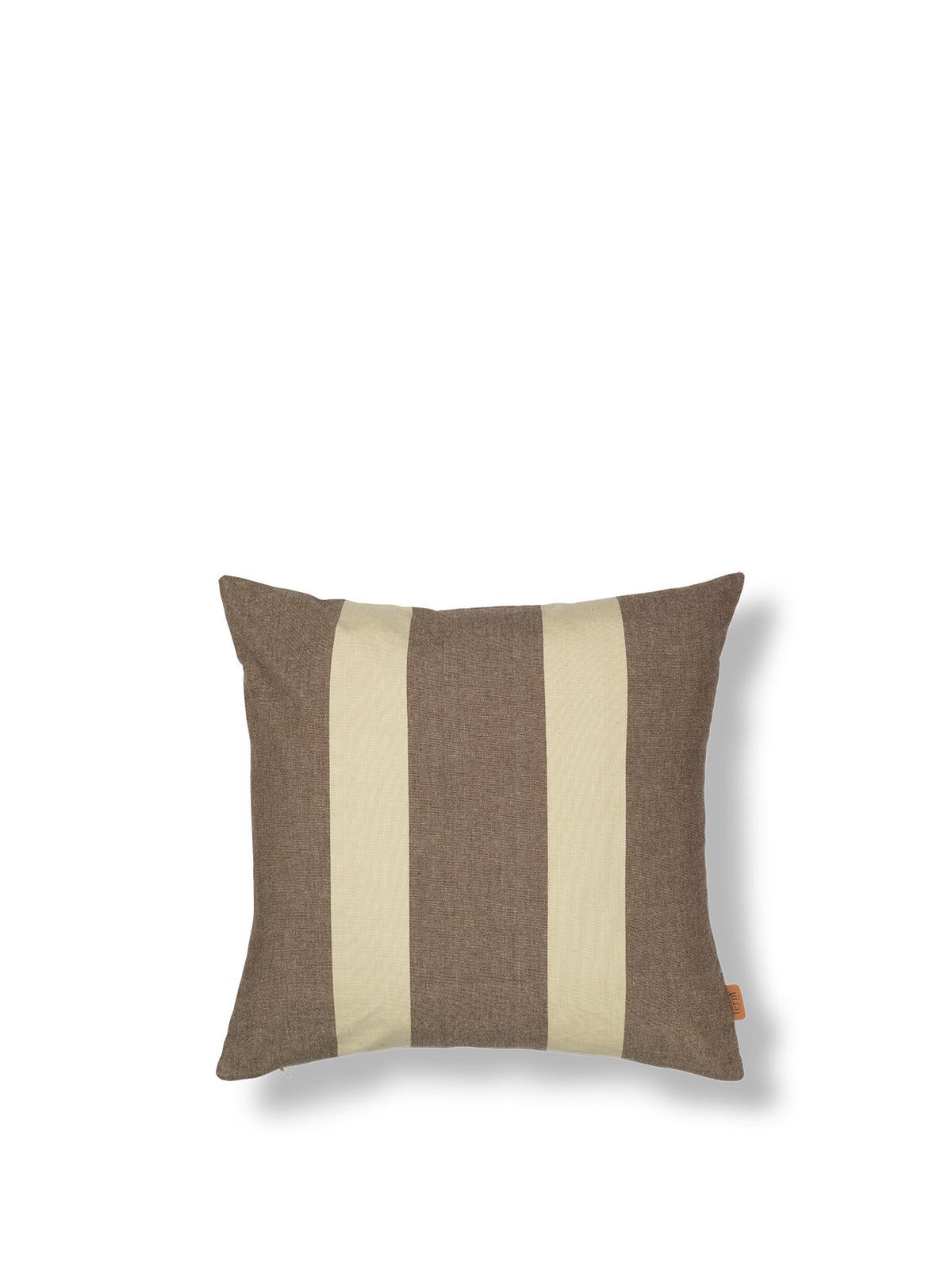 Strand Outdoor Kissen Cover in Carob Brown/Parchme präsentiert im Onlineshop von KAQTU Design AG. Gartenkissen ist von Ferm Living