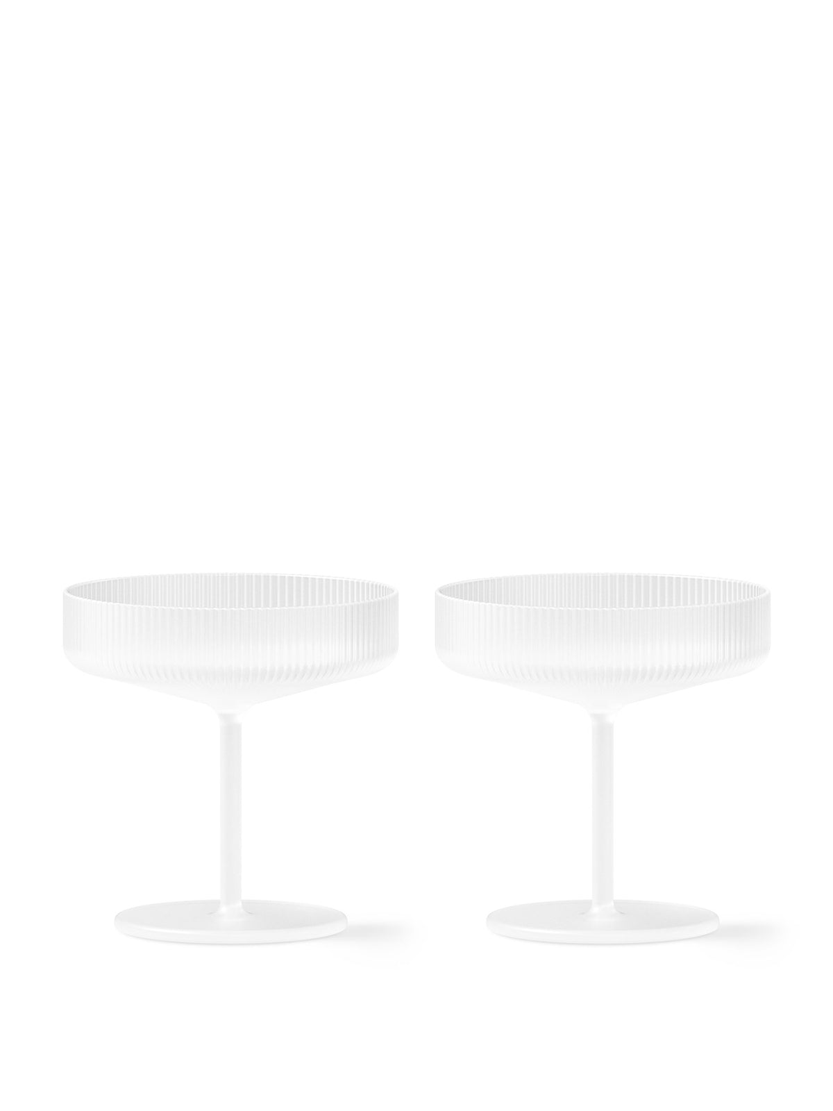 Zwei mundgeblasene Champagner-Untertassen der Ripple-Serie in Blush mit geriffelter Oberfläche und geometrischer Form, Glas.