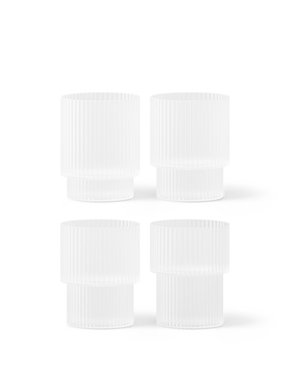 Ripple Gläser 4er Set von Ferm Living aus mundgeblasenem Glas mit geriffelter Oberfläche, erhältlich in Blush, Klar oder Rauchgrau.