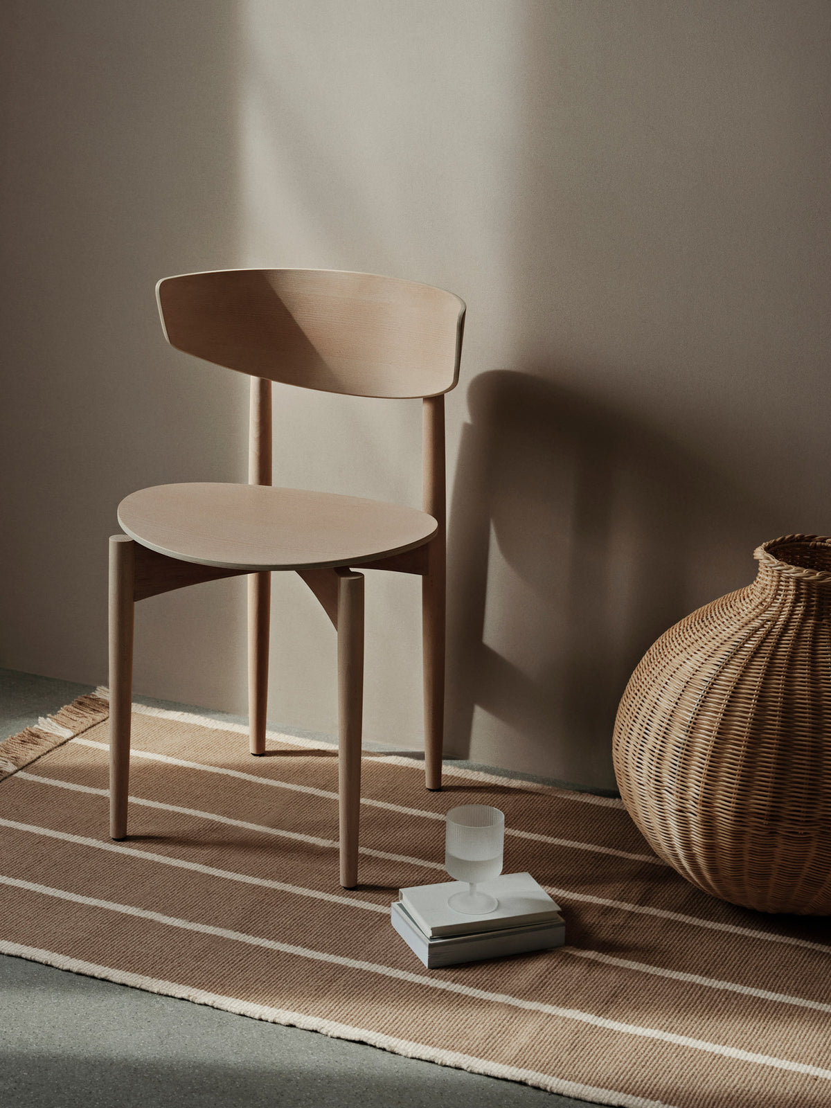 Holzstuhl Herman von Ferm Living mit geschwungener Rückenlehne, Sitz aus Buchenfurnier