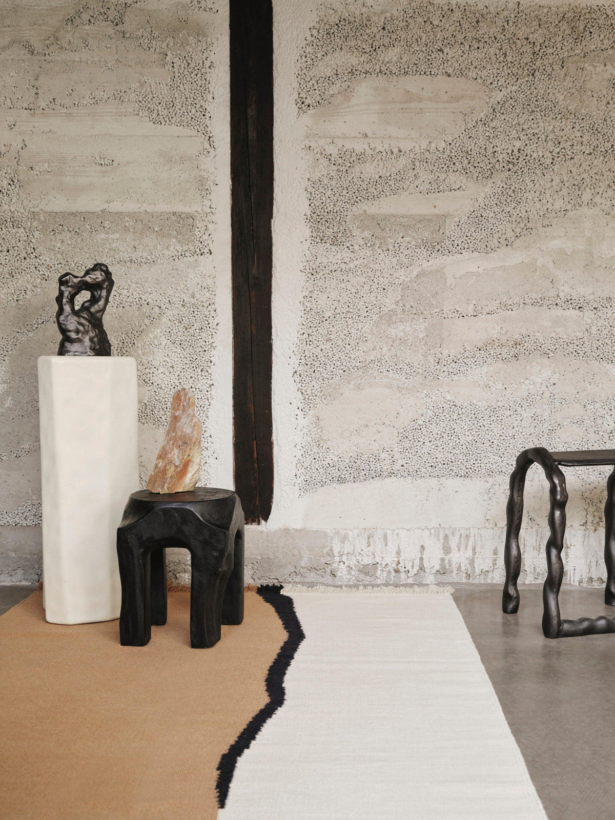 Handgewebter Kelim-Teppich Soil von Ferm Living aus Wolle und Baumwolle, dreifarbiges Streifenmuster in Dark Sand und Offwhite, mit gefransten Enden