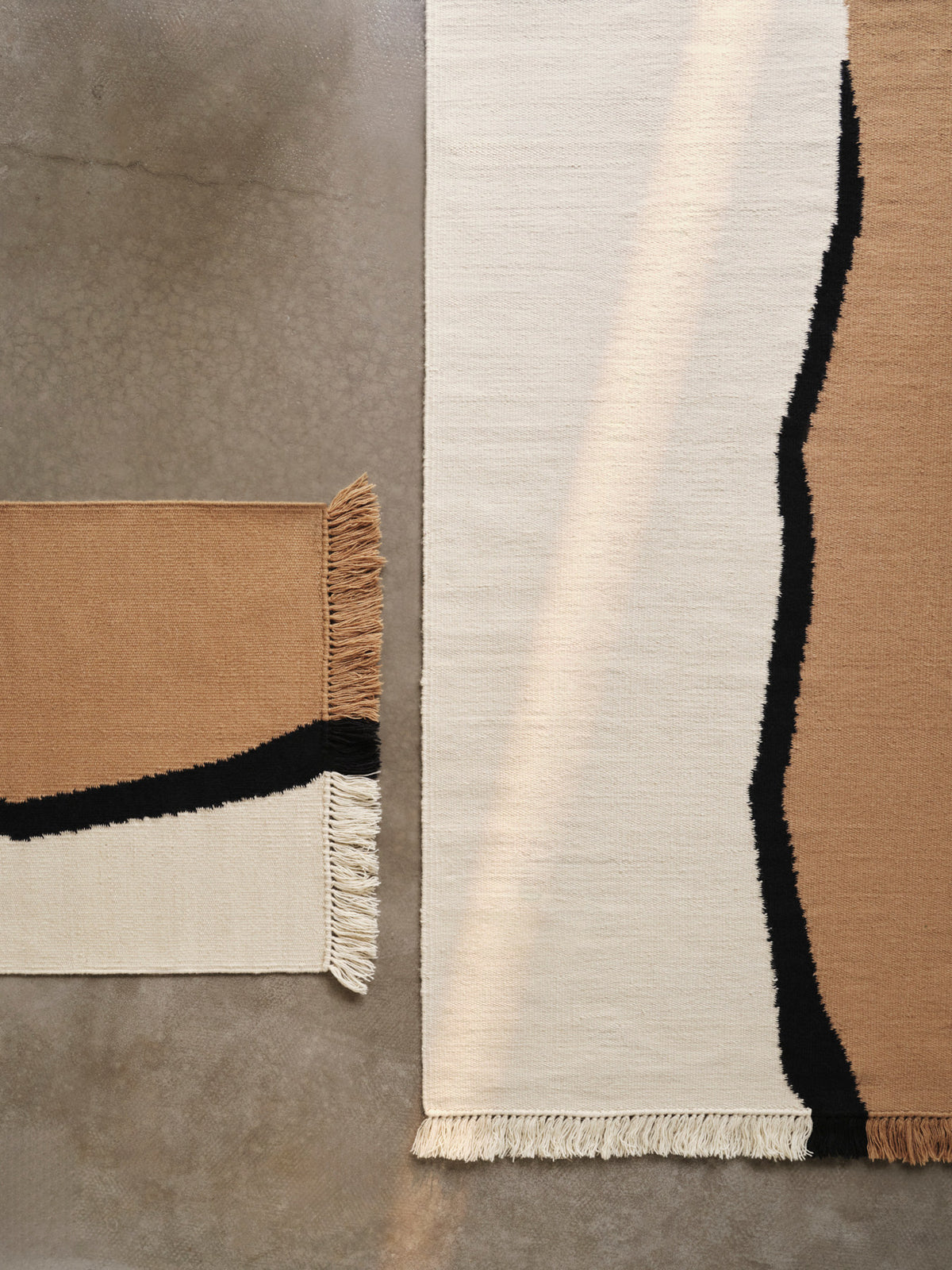 Soil Kelim Runner 70 x 180 in Dark Sand/Offwhite präsentiert im Onlineshop von KAQTU Design AG. Teppich ist von Ferm Living
