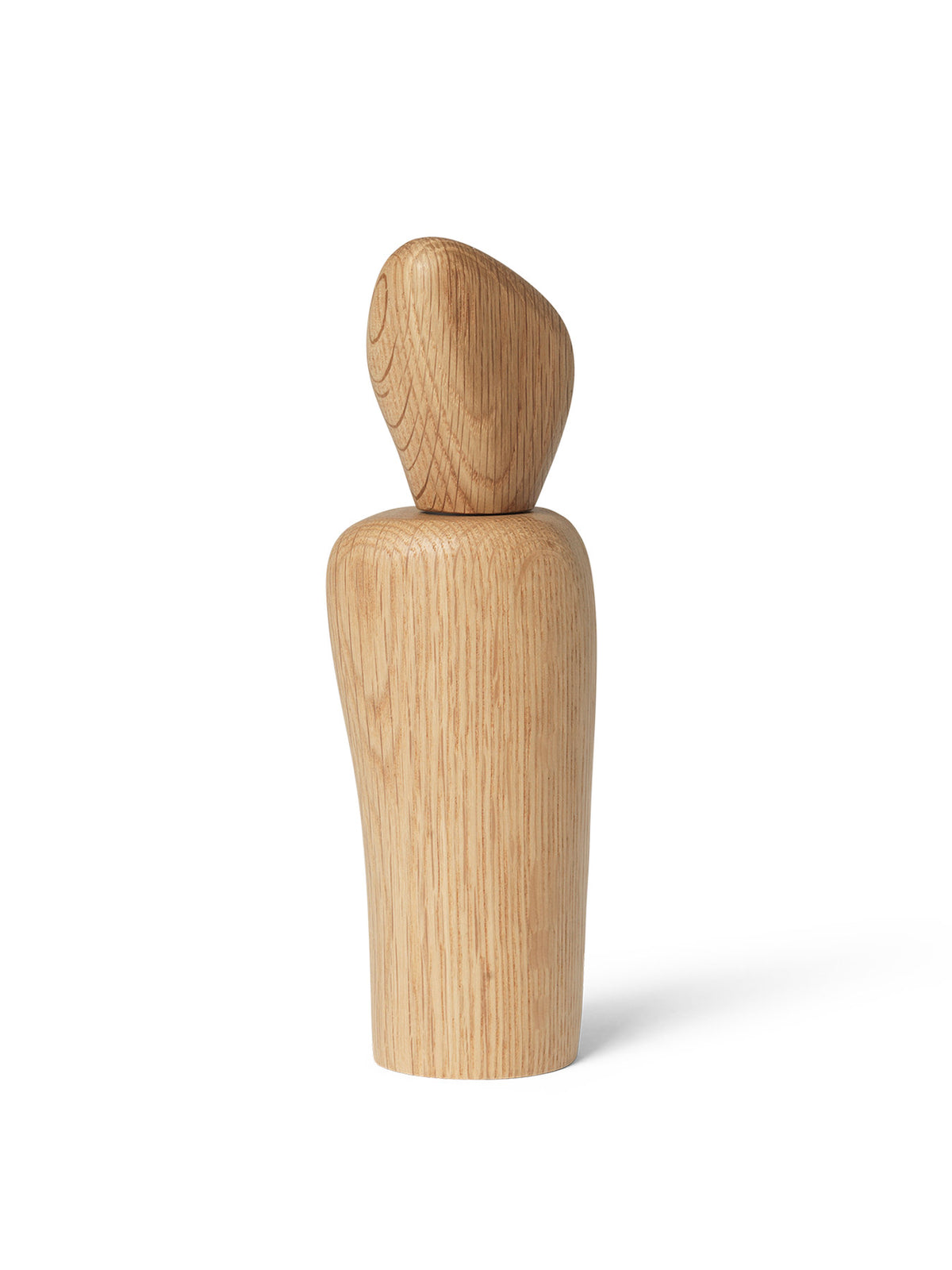 Cairn Mühle von Ferm Living aus dunkelbraunem, karbonisiertem Eschenholz mit organischer, runder Form, stehend auf einer Küchenarbeitsfläche.