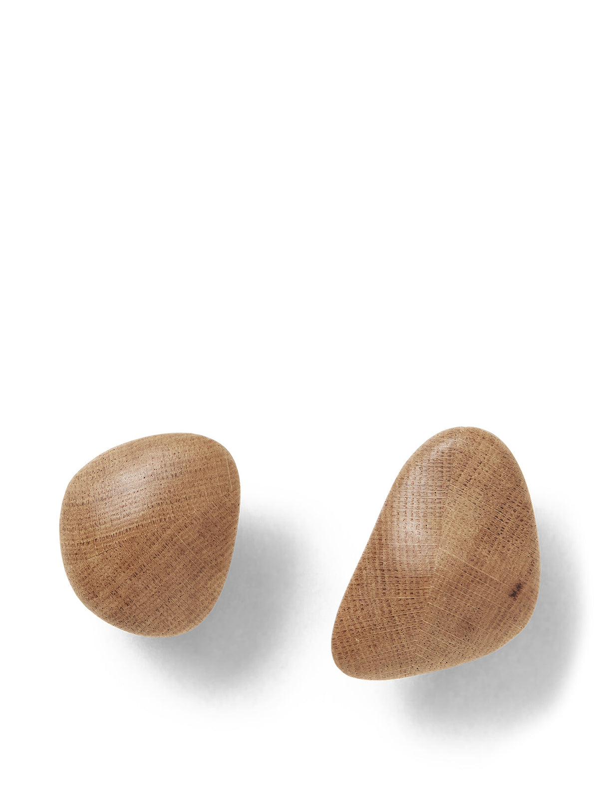 Zwei dunkelbraune Cairn Kleiderhaken aus FSC-zertifiziertem Eschenholz mit karbonisierter Oberfläche und abgerundeten, skulpturalen Formen von Ferm Living