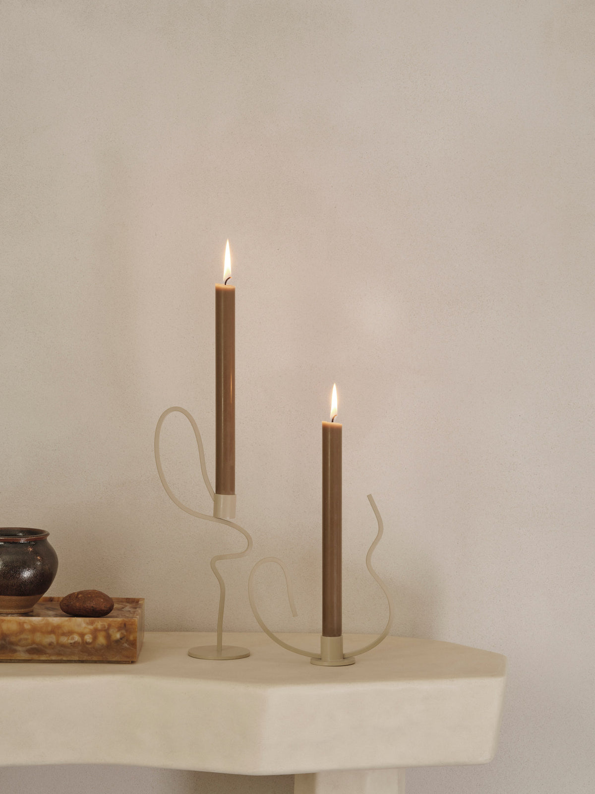 Valse Kerzenhalter Low in Cashmere präsentiert im Onlineshop von KAQTU Design AG. Kerzenständer ist von Ferm Living