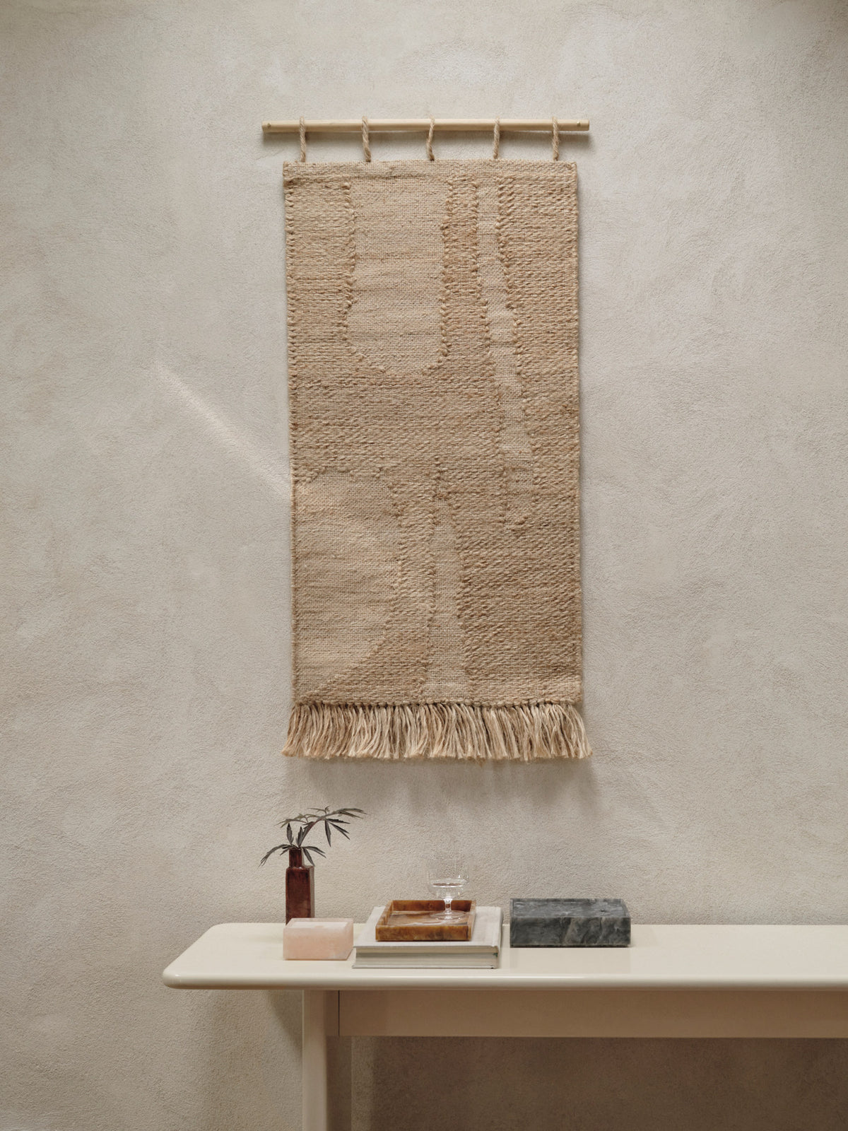 Harvest Wandteppich von Ferm Living aus Jute in Dunkler Schokolade, mit Fransen am unteren Rand und Holzstange aus Nussbaumholz.