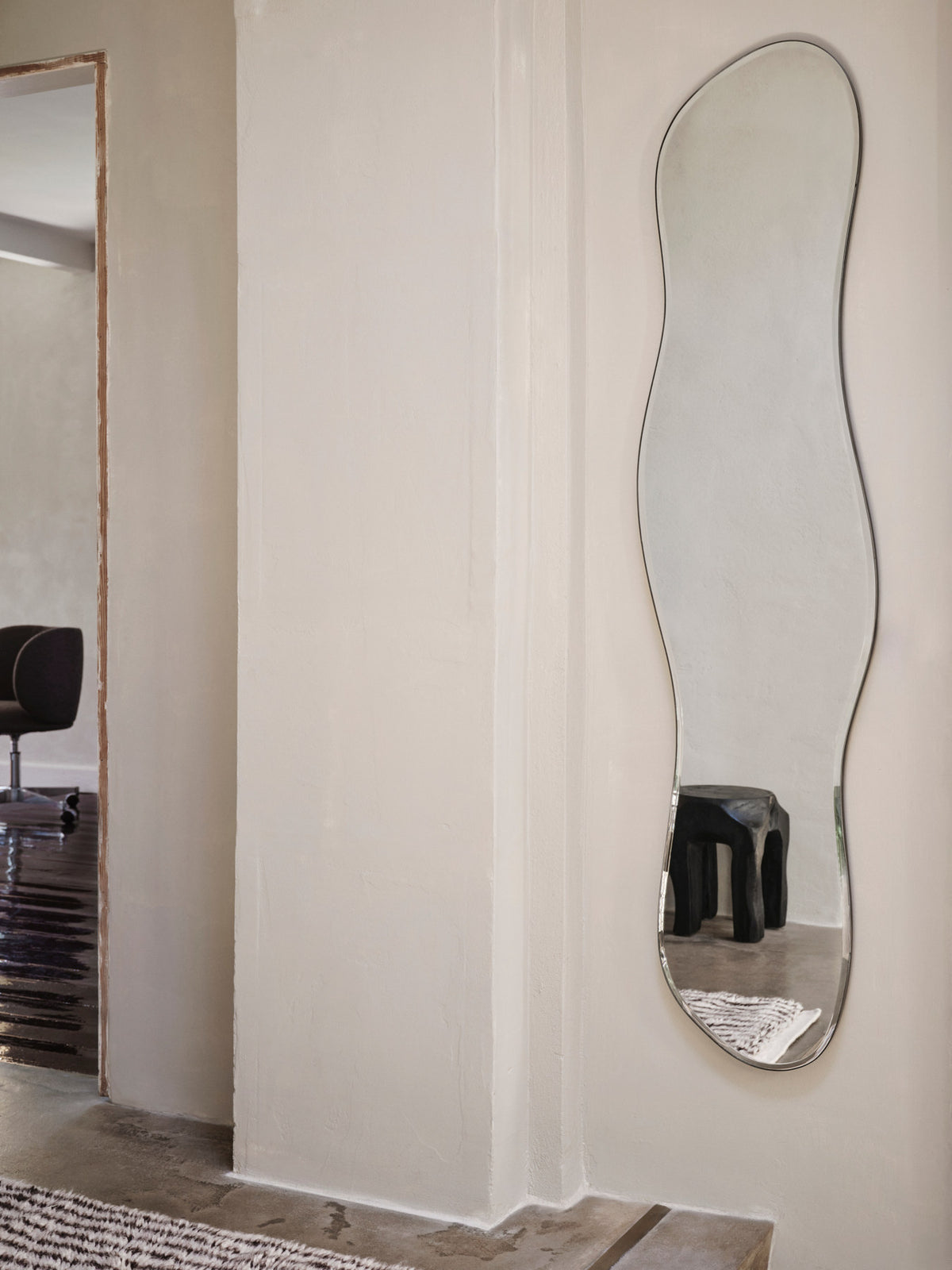 Pond Mirror Full Size in Dark Chrome präsentiert im Onlineshop von KAQTU Design AG. Wandspiegel ist von Ferm Living