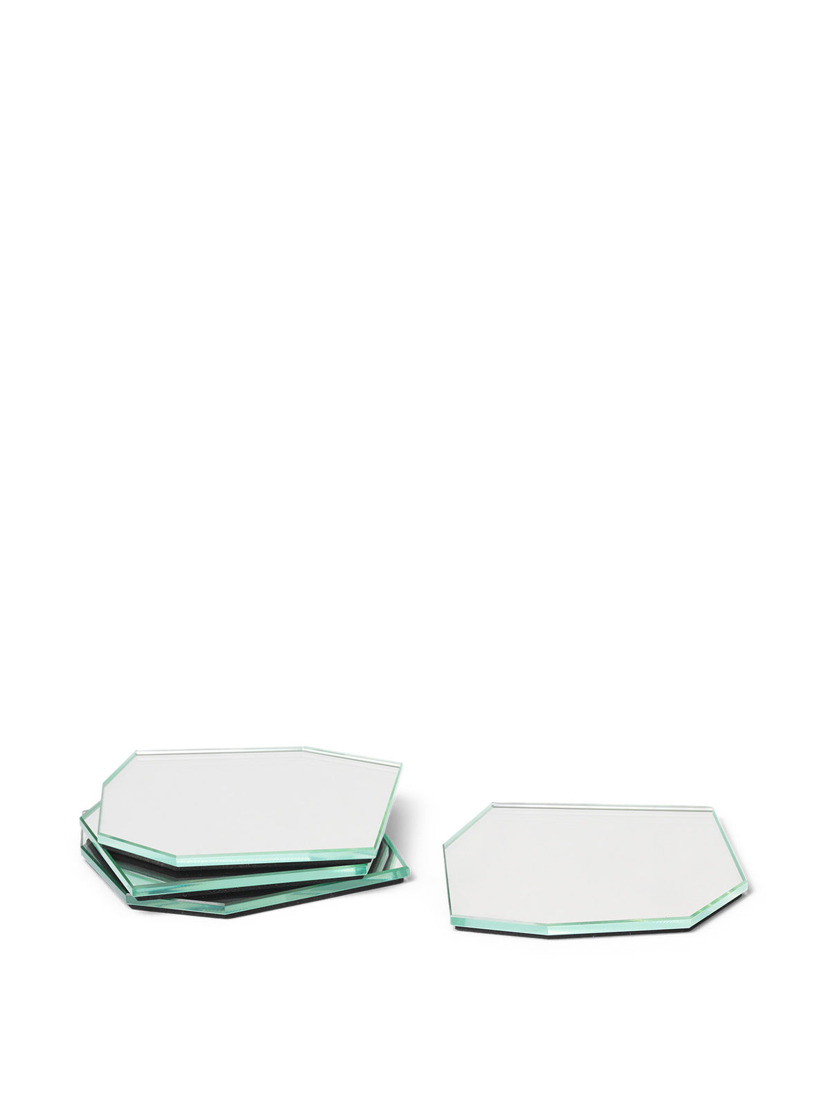 Shard Coasters Set of 4 in Mirror präsentiert im Onlineshop von KAQTU Design AG. Küchenhelfer ist von Ferm Living