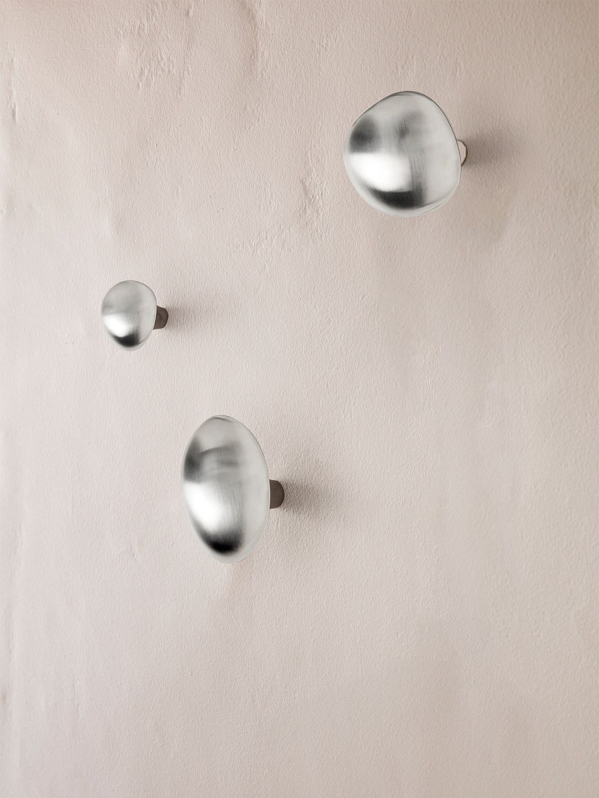 Mushroom Haken in Brushed Stainless Steel präsentiert im Onlineshop von KAQTU Design AG. Kleiderhaken ist von Ferm Living