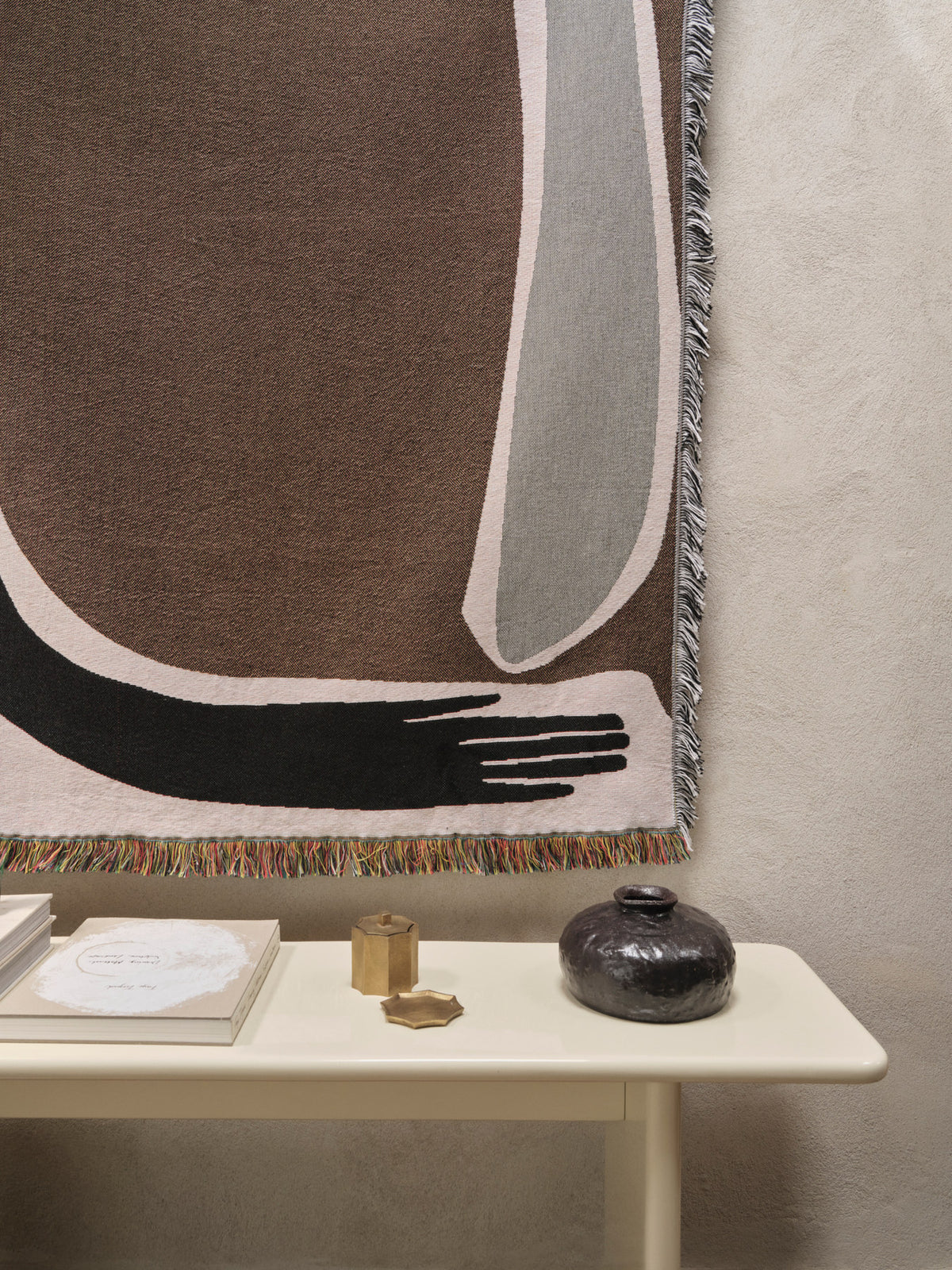Pose Tapestry Blanket in Coffee präsentiert im Onlineshop von KAQTU Design AG. Wandteppich ist von Ferm Living