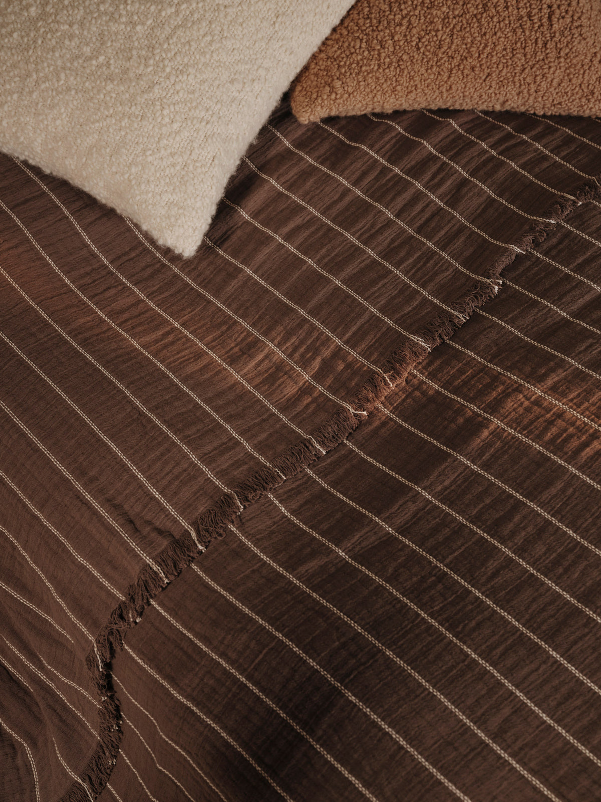 Aires Bettüberwurf Single in Stone präsentiert im Onlineshop von KAQTU Design AG. Wolldecke ist von Ferm Living