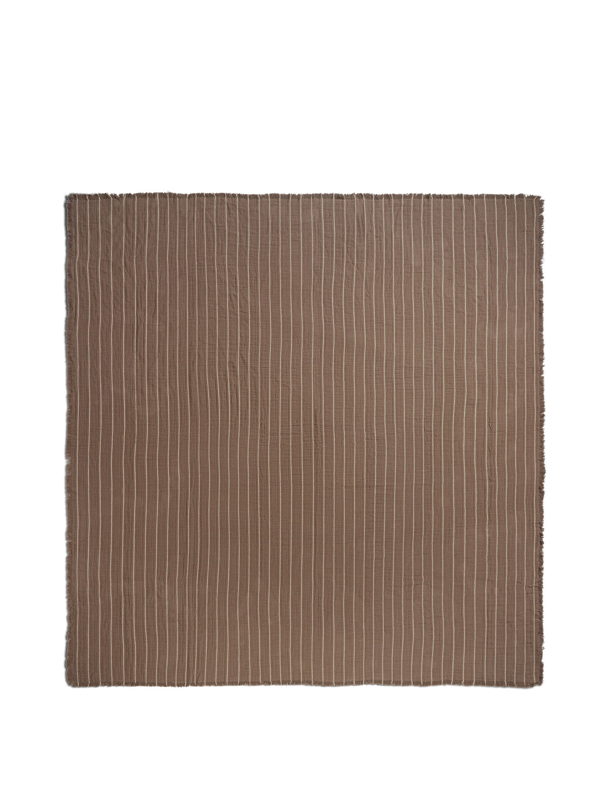 Aires Tagesdecke von Ferm Living in Stone, aus 100% Bio-Baumwolle, mit Doppelwebstruktur, kontrastierendem Streifen und Fransen an den Enden.