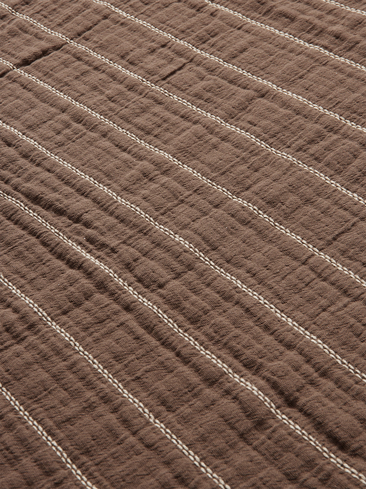 Aires Bettüberwurf Double in Stone präsentiert im Onlineshop von KAQTU Design AG. Wolldecke ist von Ferm Living