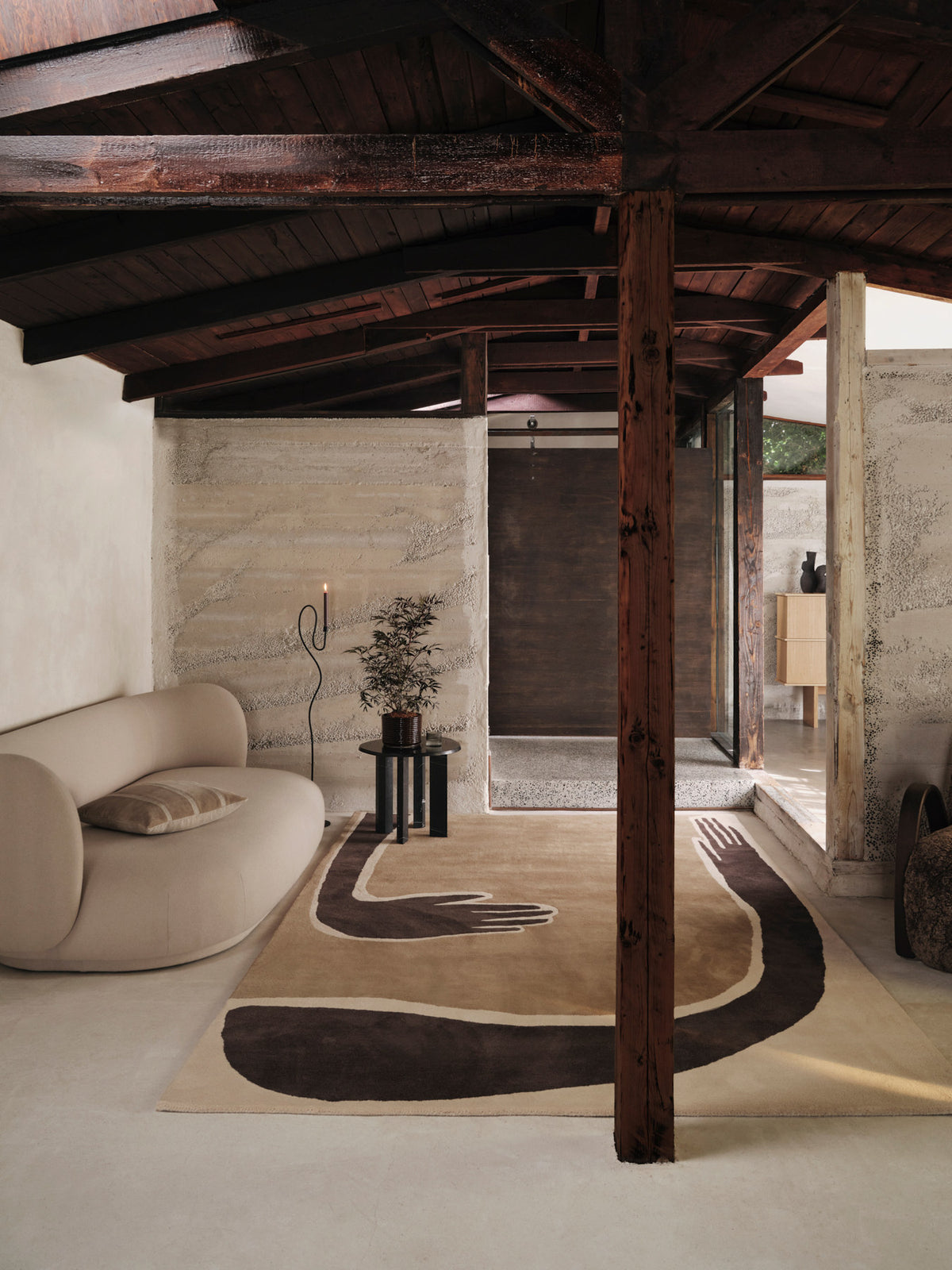 Valse Floor Kerzenhalter in Black präsentiert im Onlineshop von KAQTU Design AG. Kerzenständer ist von Ferm Living
