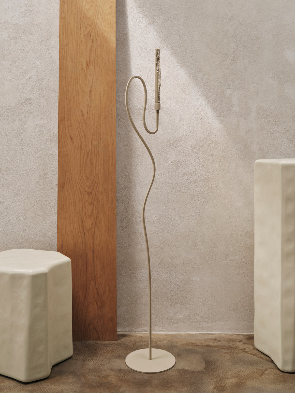 Valse Floor Kerzenhalter in Cashmere präsentiert im Onlineshop von KAQTU Design AG. Kerzenständer ist von Ferm Living