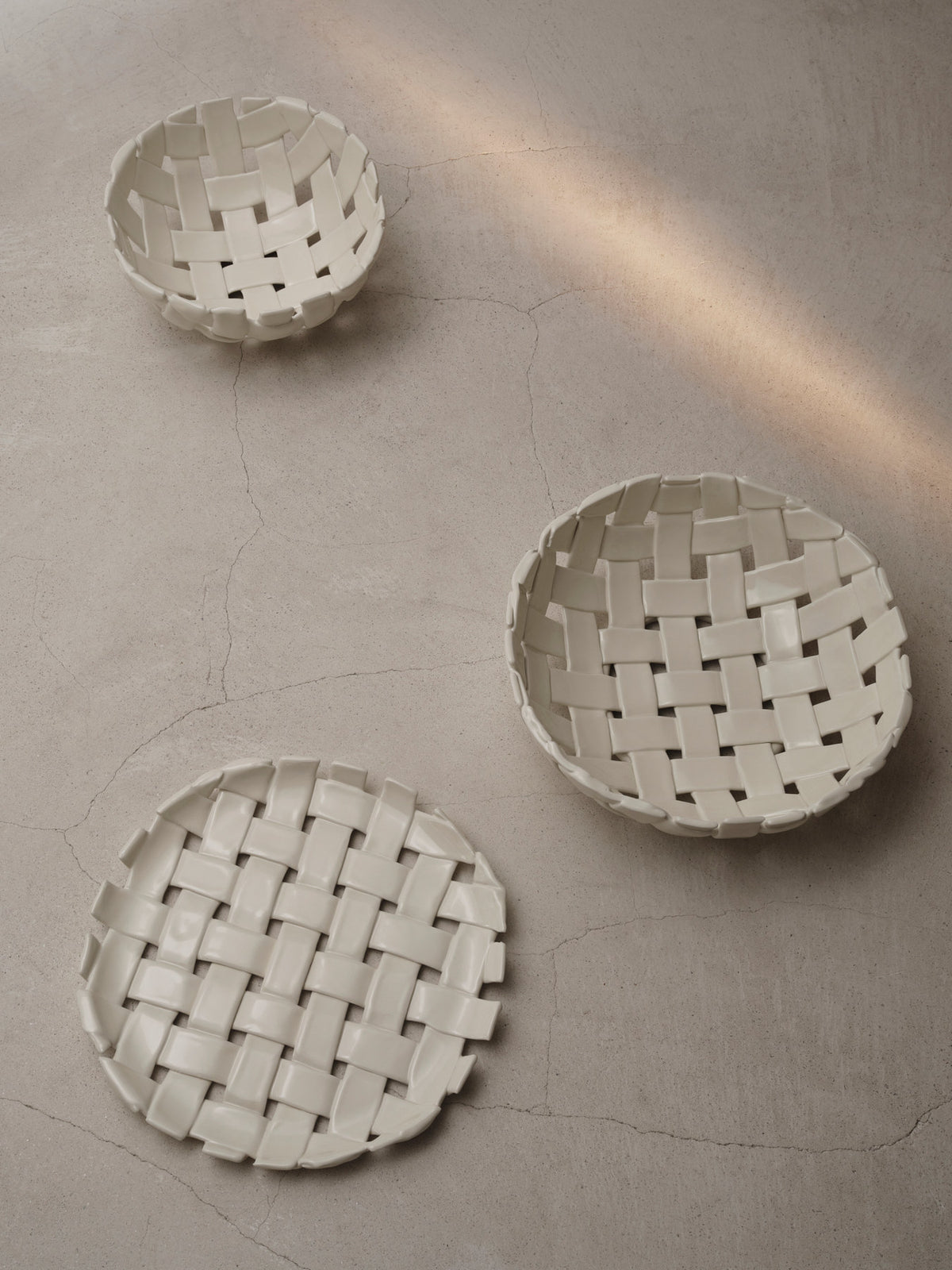 Plait Schale von Ferm Living aus glasierter Keramik in Offwhite mit handgeformter Flechtstruktur, rund, 30 x 30 x 10 cm.