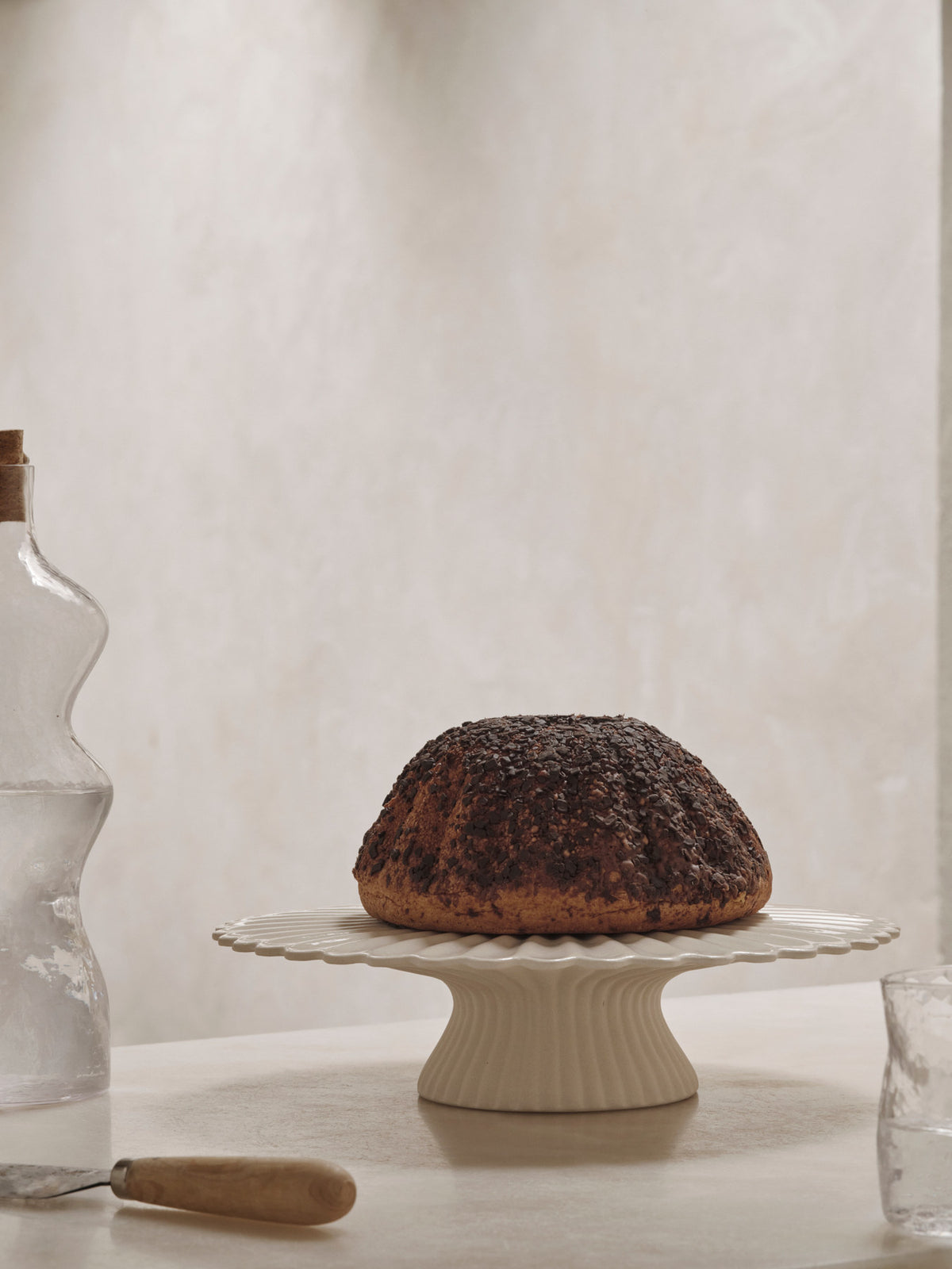Fountain Cake Stand in Offwhite präsentiert im Onlineshop von KAQTU Design AG. Tortenplatte ist von Ferm Living