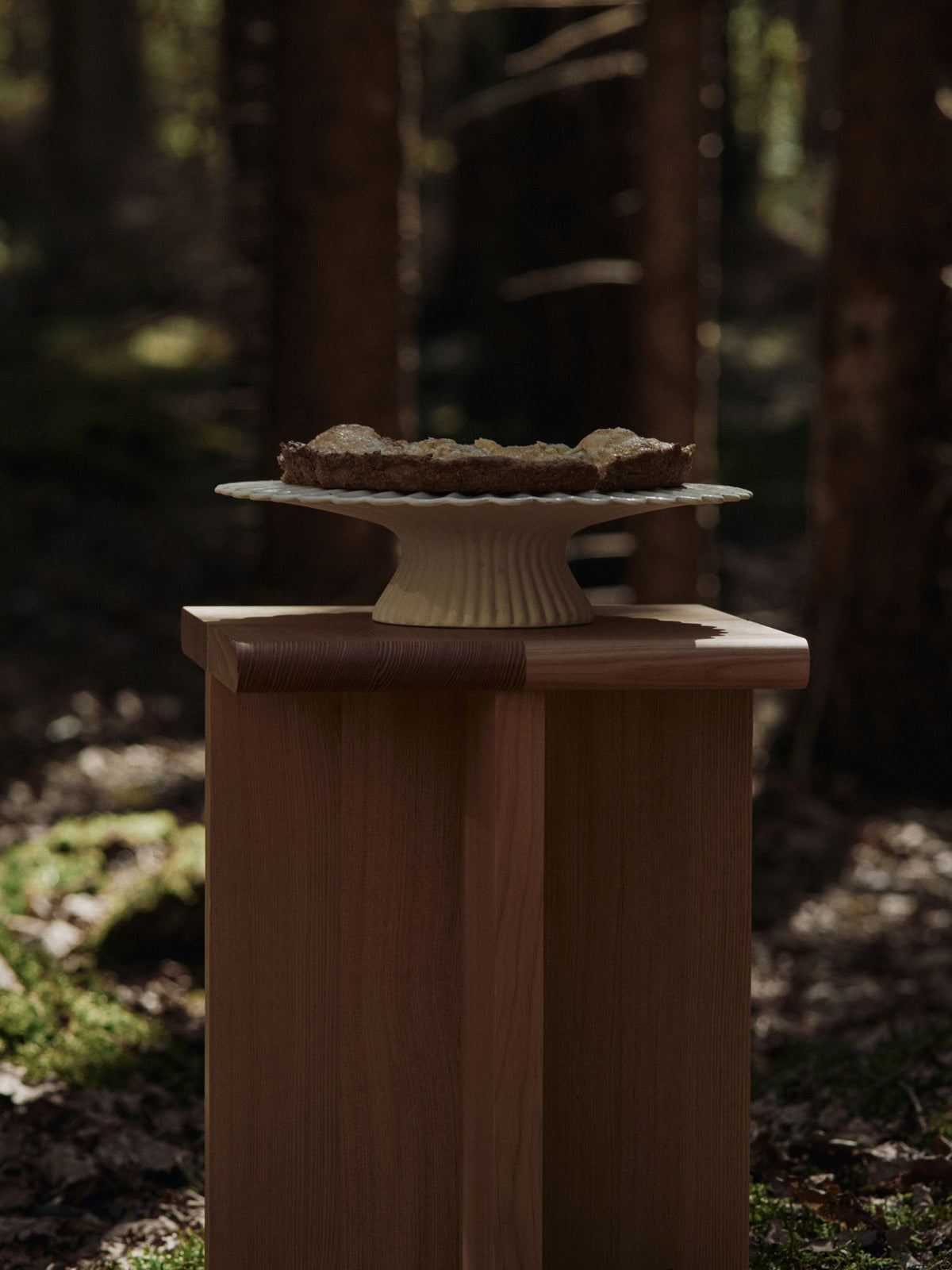 Fountain Cake Stand in Offwhite präsentiert im Onlineshop von KAQTU Design AG. Tortenplatte ist von Ferm Living