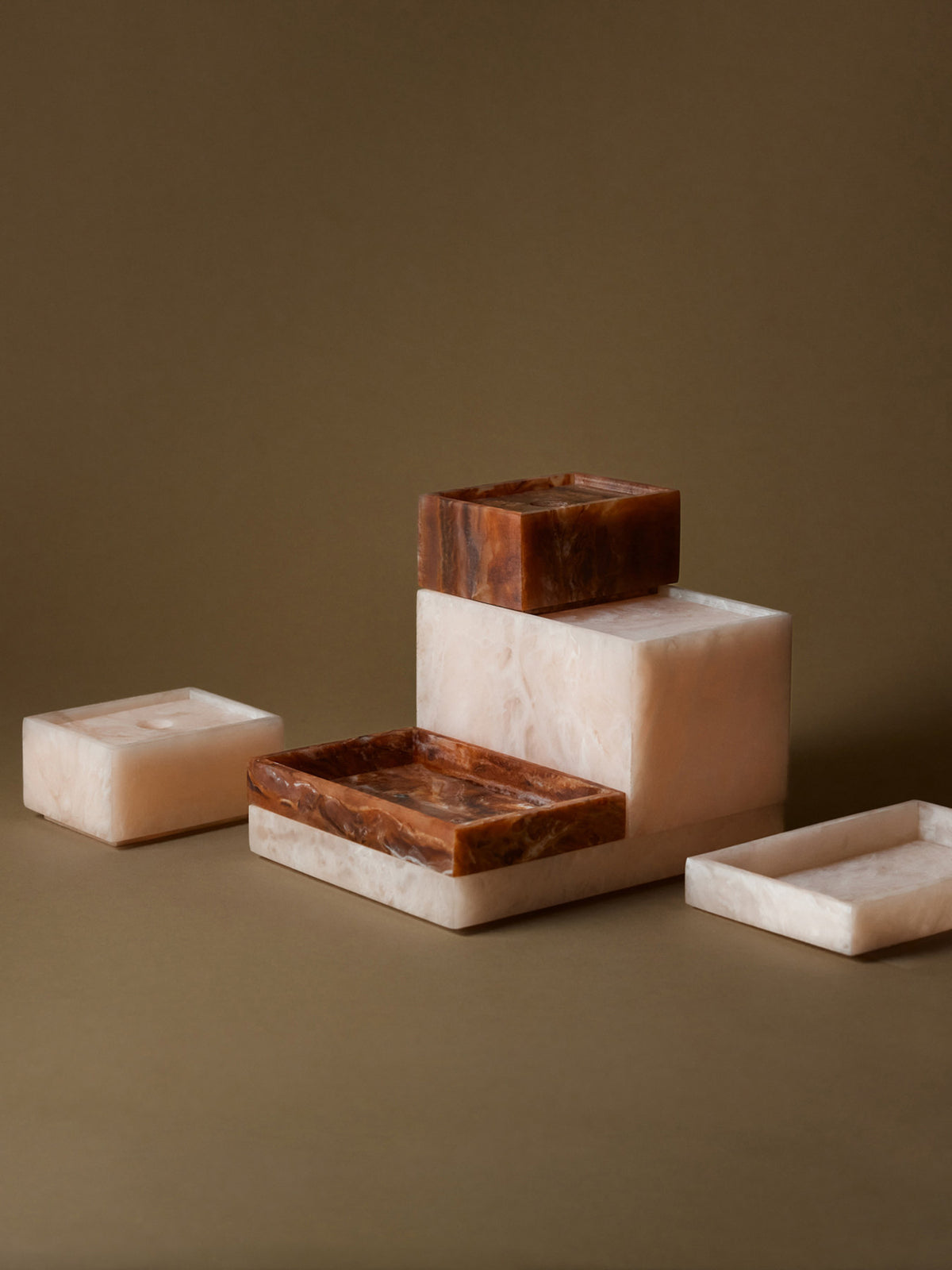 Mist Box in Pearl präsentiert im Onlineshop von KAQTU Design AG. Aufbewahrungsbehälter ist von Ferm Living