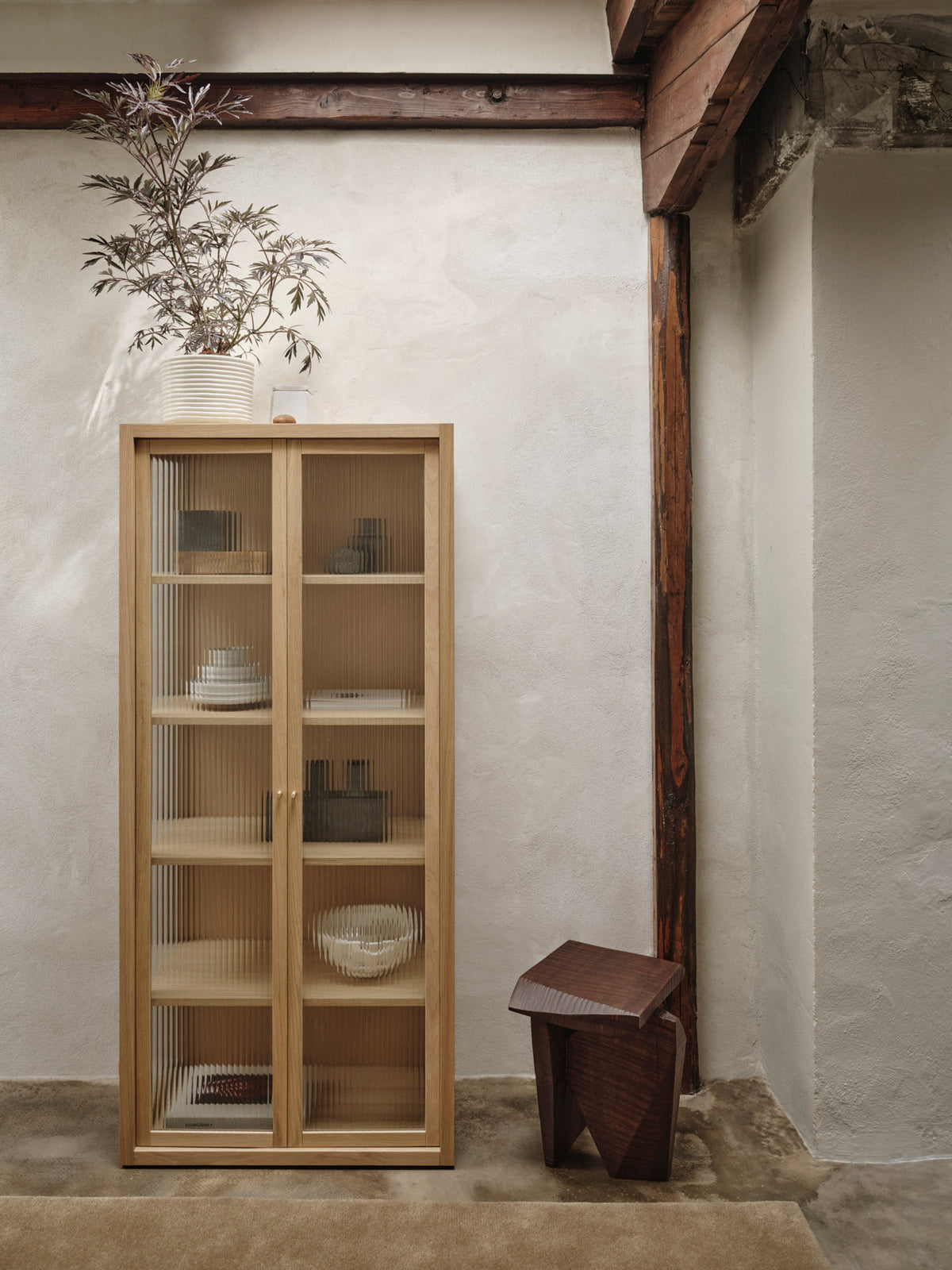 Reed Vitrine in Natural Oak präsentiert im Onlineshop von KAQTU Design AG. Vitrine ist von Ferm Living