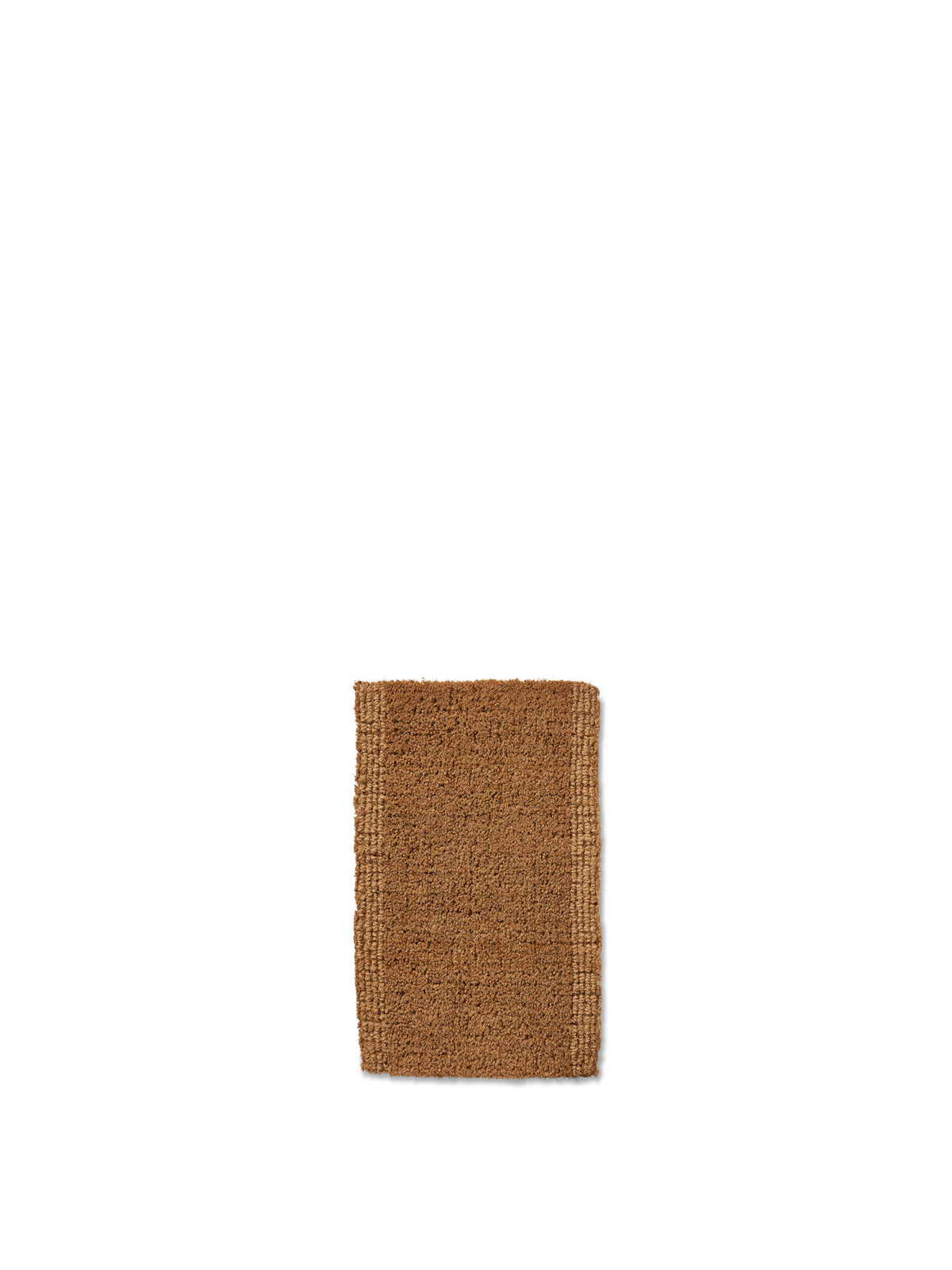 Rechteckige Kokosfaser-Matte von Ferm Living in Natural, 100% Kokosfaser, mit Schlingenrand und sichtbarer Webstruktur, auf hellem Boden liegend.