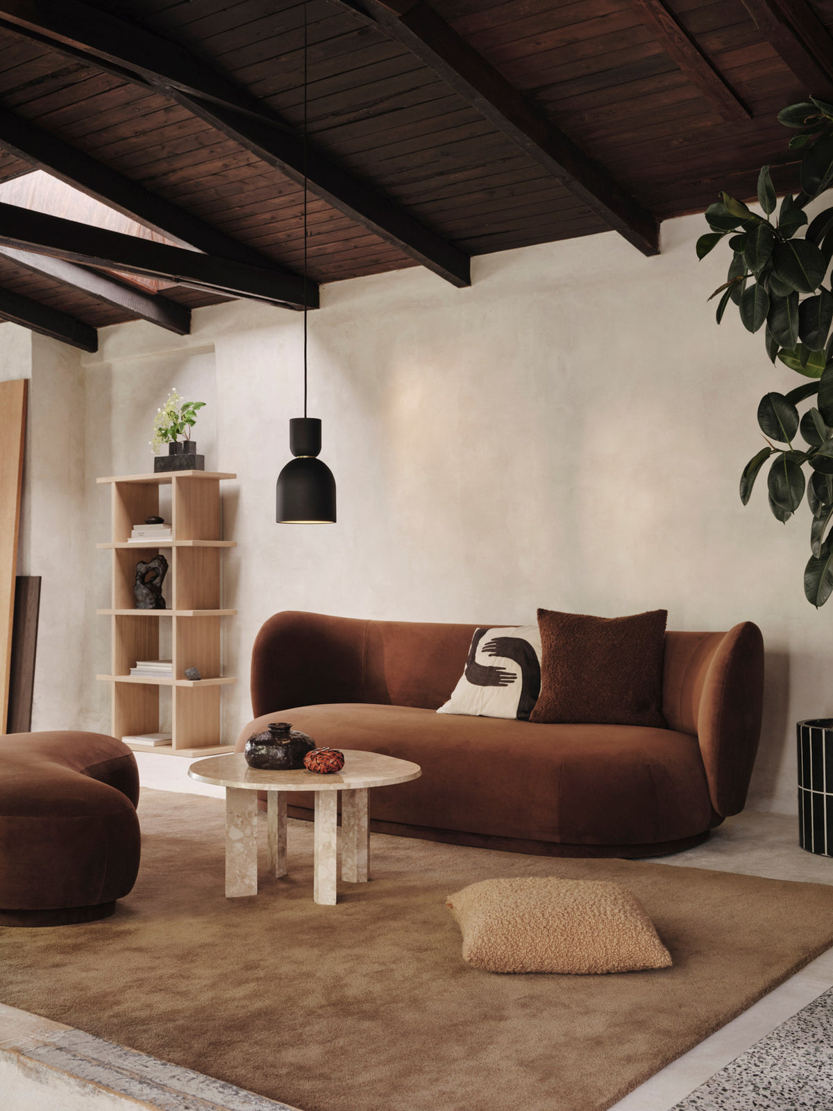 Pose Kissen in Coffee/Undyed präsentiert im Onlineshop von KAQTU Design AG. Deko Kissen ist von Ferm Living