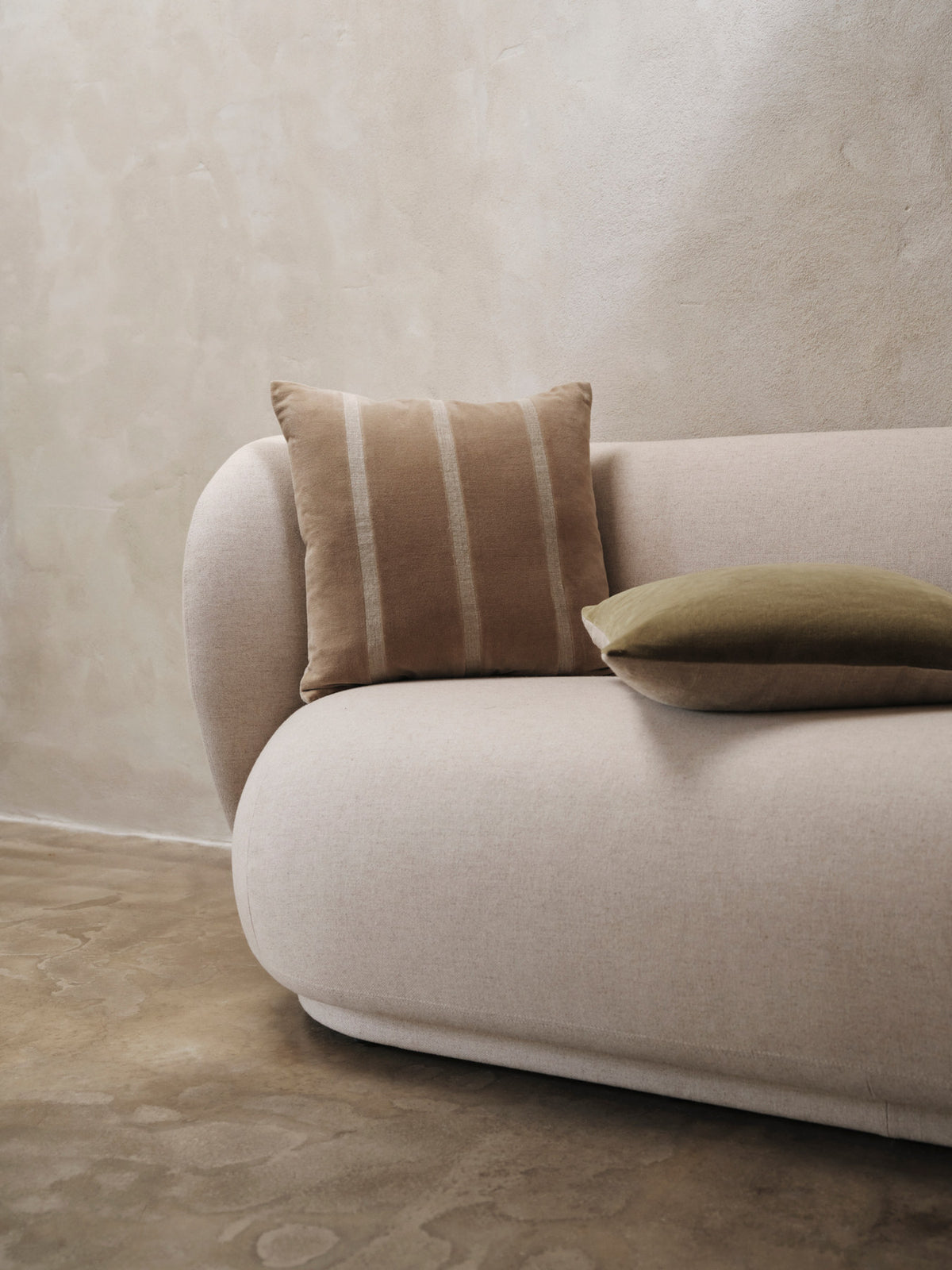 Senti Kissen in Khaki präsentiert im Onlineshop von KAQTU Design AG. Deko Kissen ist von Ferm Living