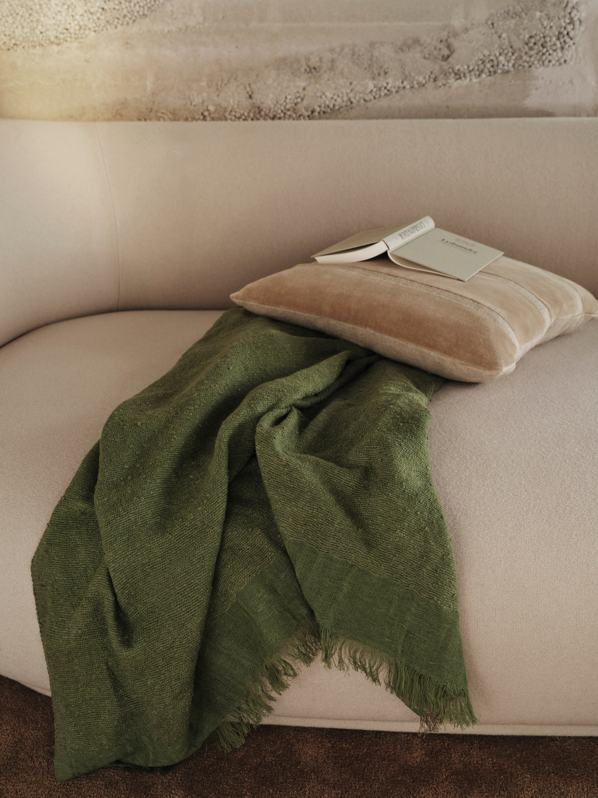 Senti Stripe Kissen in Dark Sand/Linen präsentiert im Onlineshop von KAQTU Design AG. Deko Kissen ist von Ferm Living