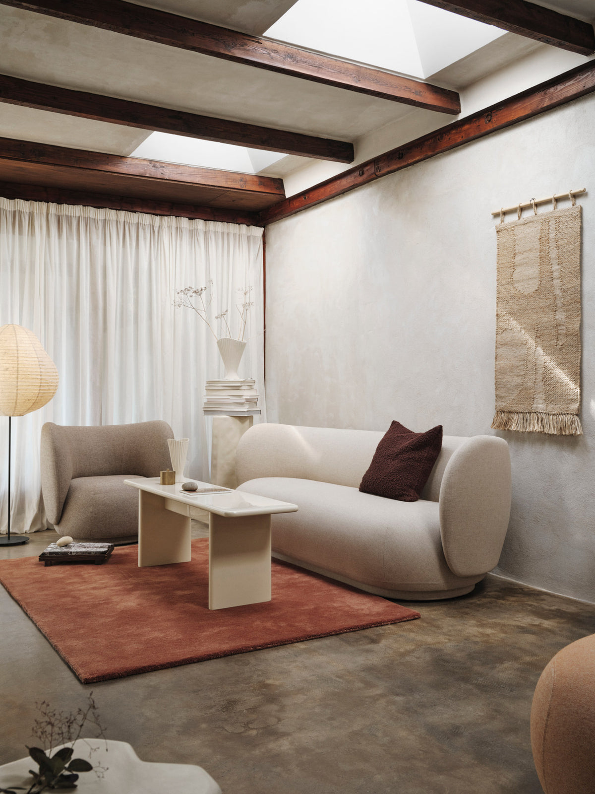 Rechteckiger Stille Tufted-Teppich von Ferm Living in Dunkel Pecan, Vorderseite aus getufteter Wolle, Rückseite aus Baumwolle.