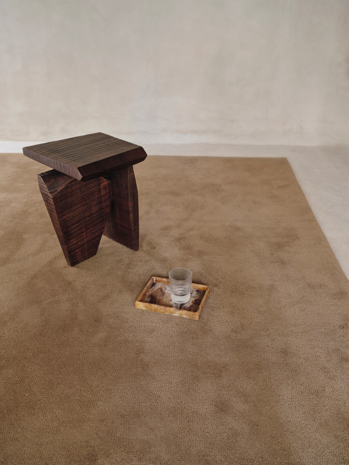 Rechteckiger Stille Tufted-Teppich von Ferm Living in Dunkel Pecan, Vorderseite aus getufteter Wolle, Rückseite aus Baumwolle.