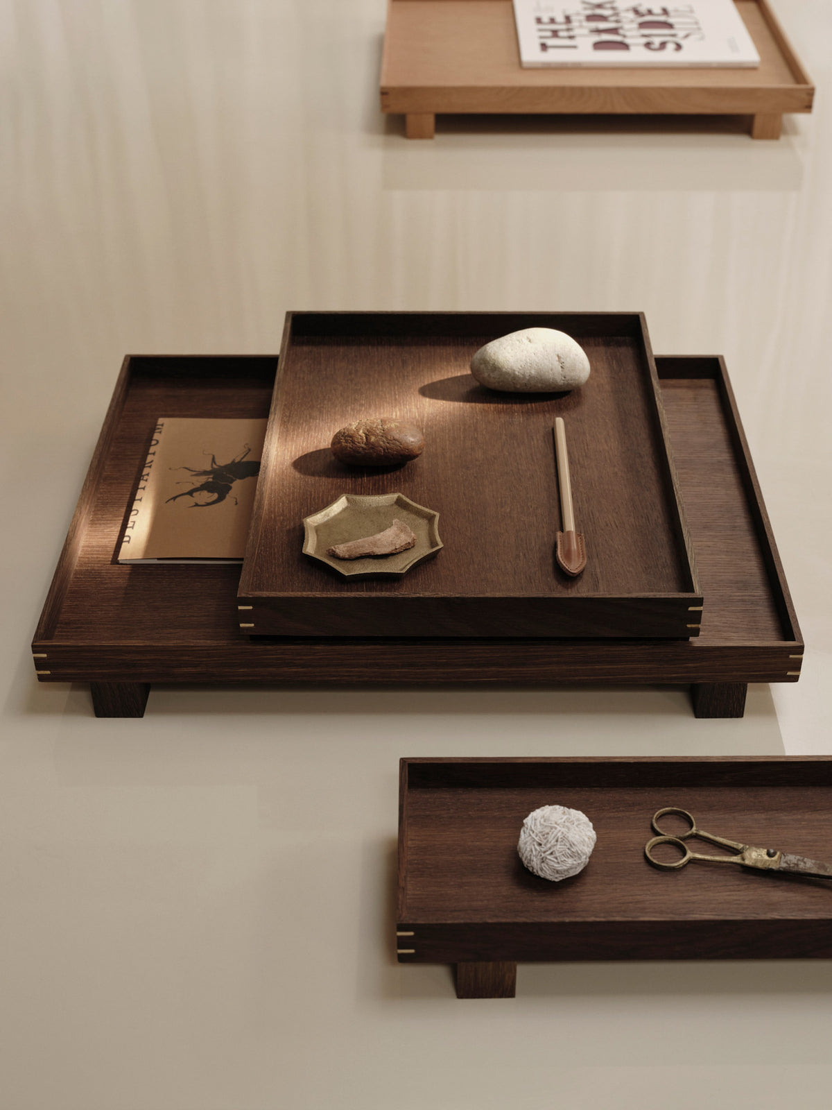 Bon Holztablett von Ferm Living in Hellbraun, Naturaleiche mit PU-Beschichtung, rechteckige Form mit vier sichtbaren Füssen und Eckverbindungen.