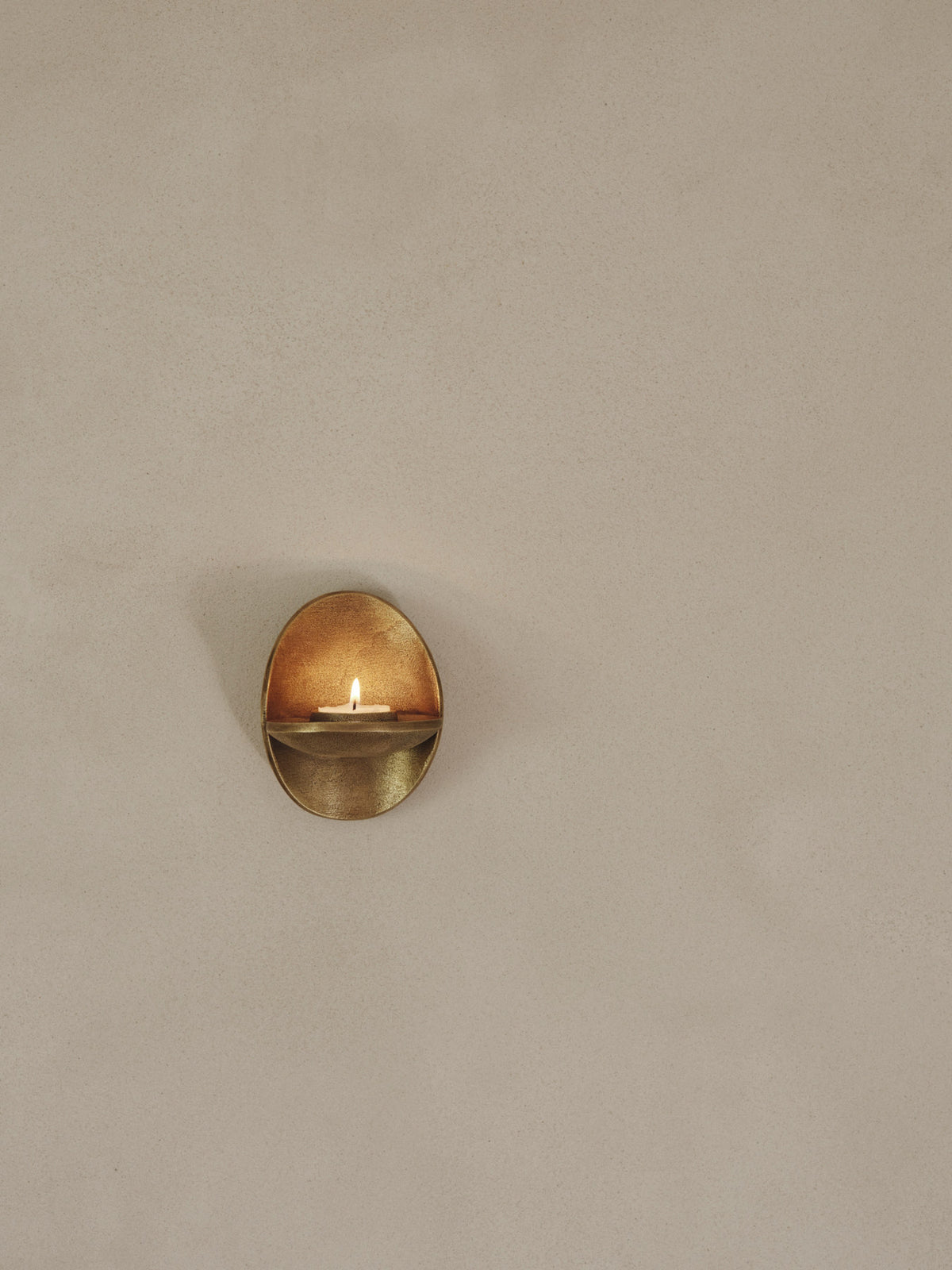 Agapé Wall Tealight Holder in Brass finish präsentiert im Onlineshop von KAQTU Design AG. Teelichthalter ist von Ferm Living