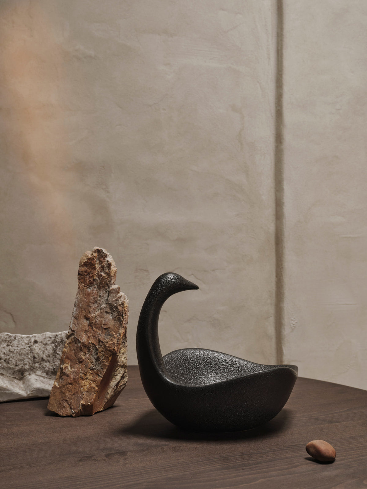 Swan Centrepiece in Black präsentiert im Onlineshop von KAQTU Design AG. Kunstgegenstände ist von Ferm Living
