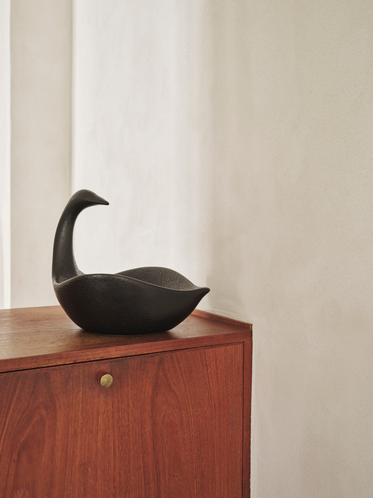 Swan Centrepiece in Black präsentiert im Onlineshop von KAQTU Design AG. Kunstgegenstände ist von Ferm Living
