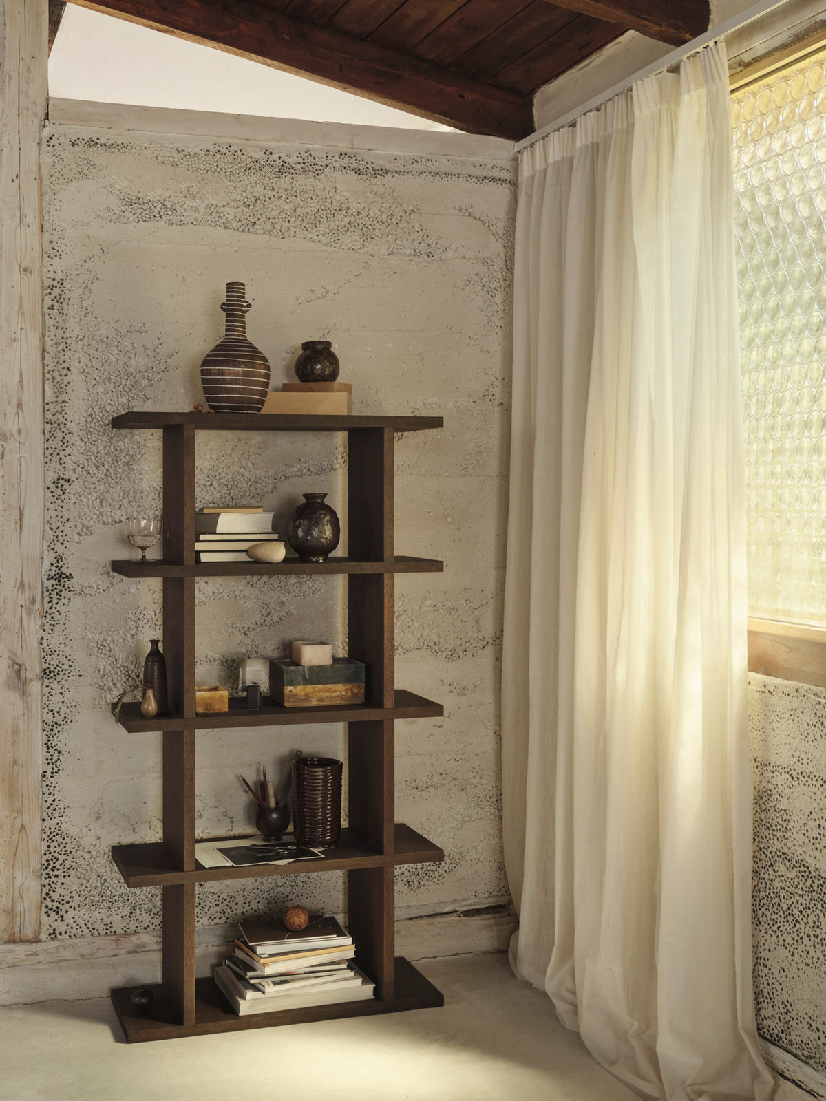 Kona Bücherregal 1x4 in Dark Stained präsentiert im Onlineshop von KAQTU Design AG. Bücherregal ist von Ferm Living