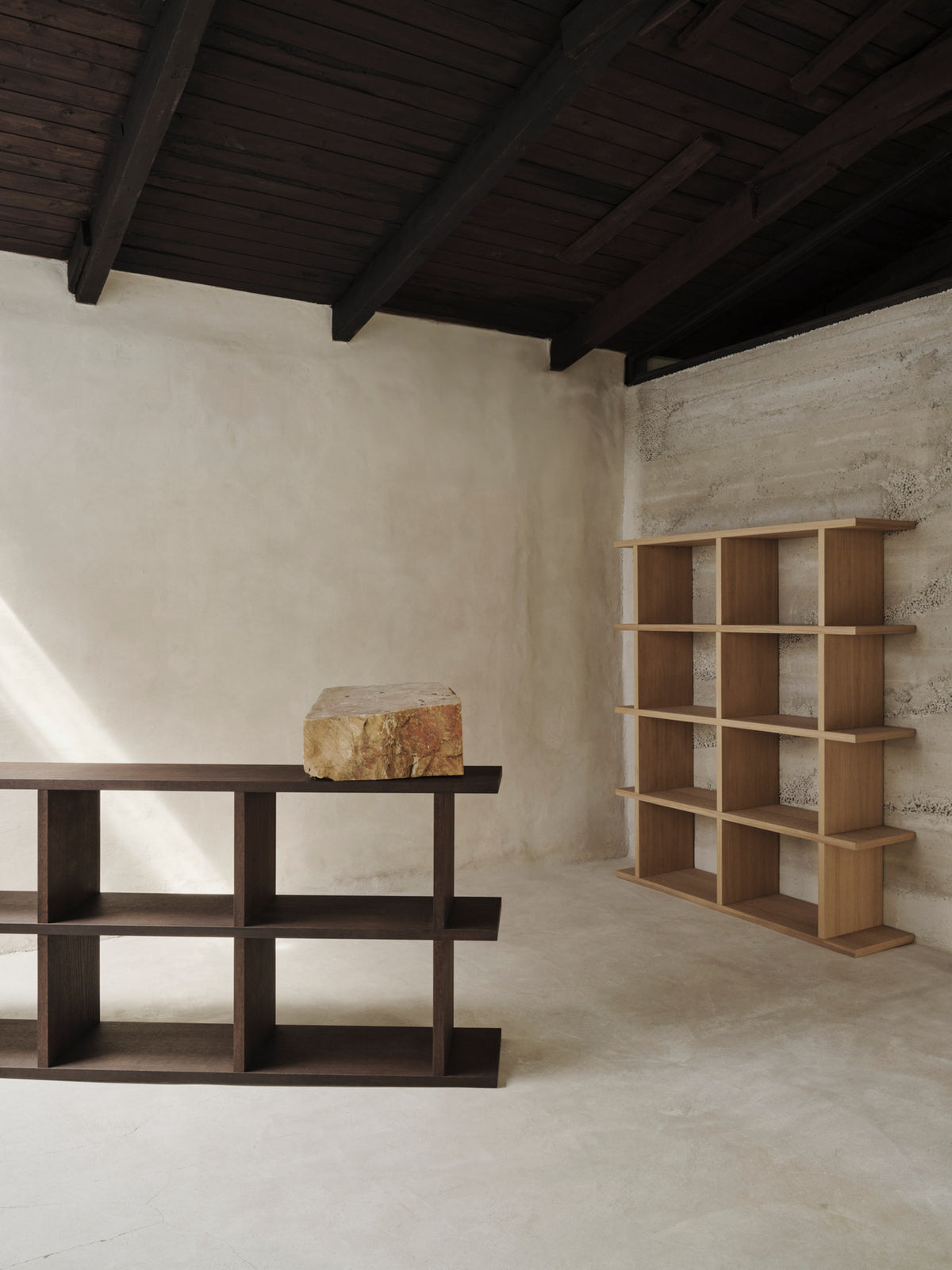 Kona Bücherregal 3x2 in Dark Stained präsentiert im Onlineshop von KAQTU Design AG. Bücherregal ist von Ferm Living