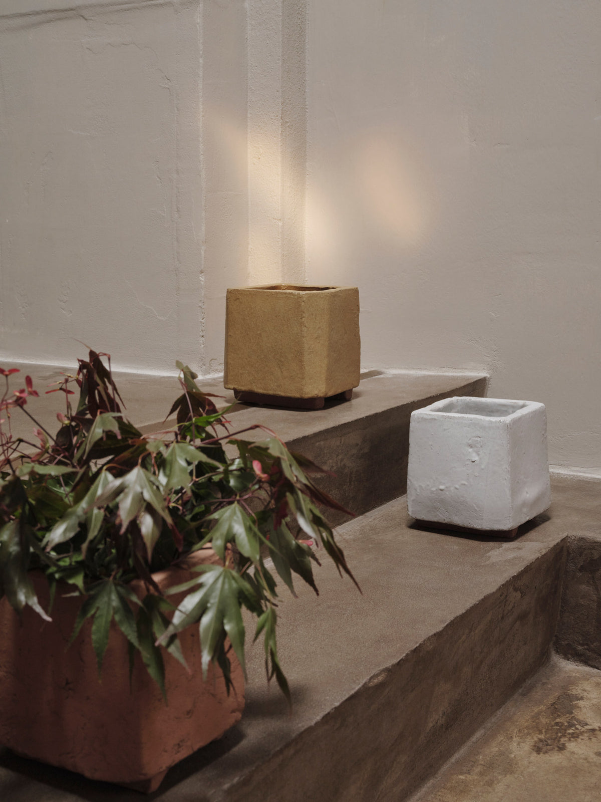 Kurinu Pot in Terracotta präsentiert im Onlineshop von KAQTU Design AG. Pflanzentopf ist von Ferm Living