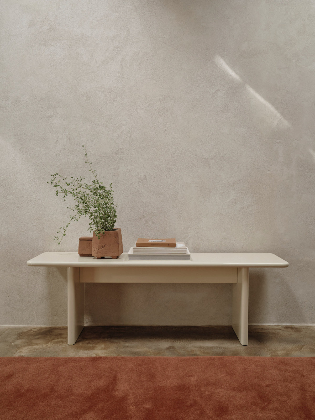 Kurinu Pot in Terracotta präsentiert im Onlineshop von KAQTU Design AG. Pflanzentopf ist von Ferm Living