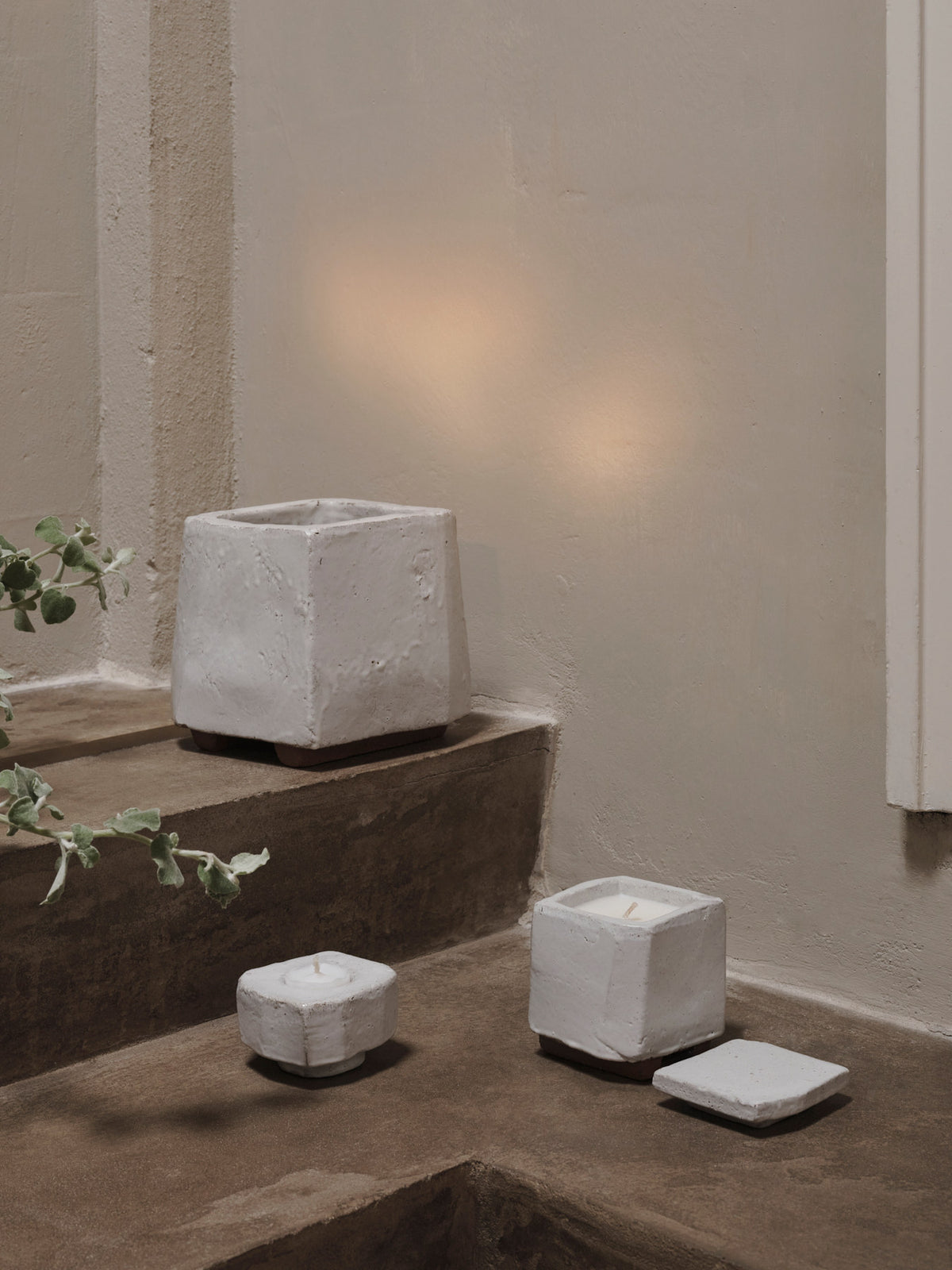 Kurinu Scented Kerze in White präsentiert im Onlineshop von KAQTU Design AG. Kerzen ist von Ferm Living