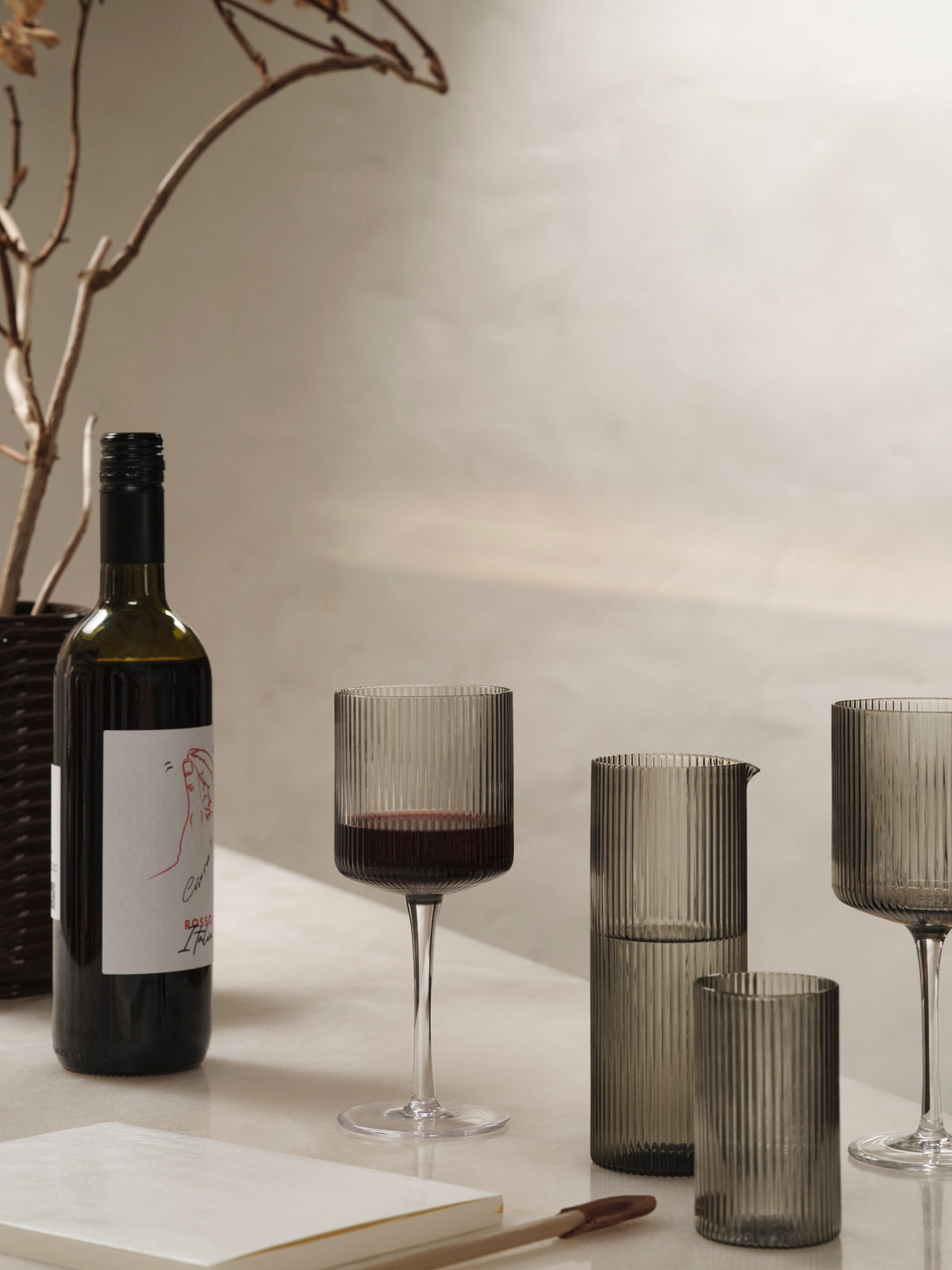 Ripple Rotwein Gläser Set of 2 in Smoked Grey präsentiert im Onlineshop von KAQTU Design AG. Rotweingläser ist von Ferm Living