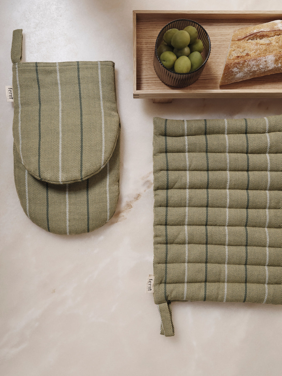 Ito Oven Mitt in Seaweed präsentiert im Onlineshop von KAQTU Design AG. Küchenhelfer ist von Ferm Living
