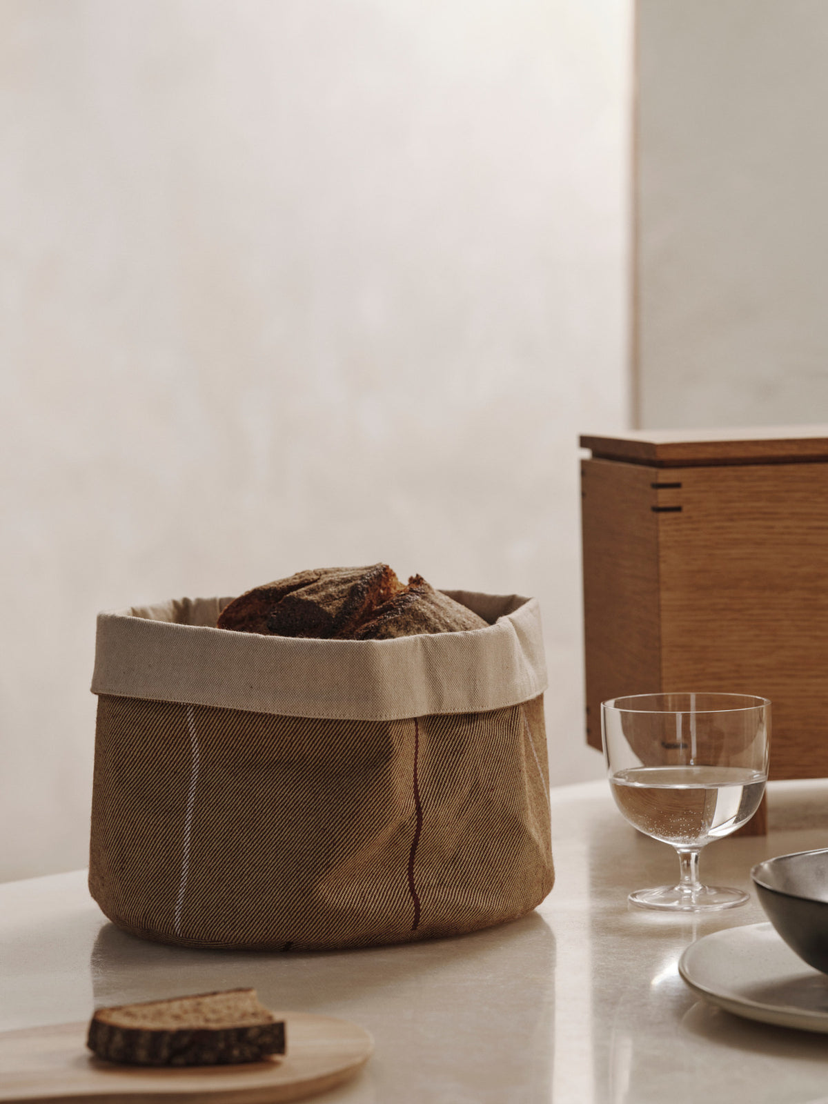 Ito Kitchen Korb Round in Natural/Straw präsentiert im Onlineshop von KAQTU Design AG. Aufbewahrungskorb ist von Ferm Living