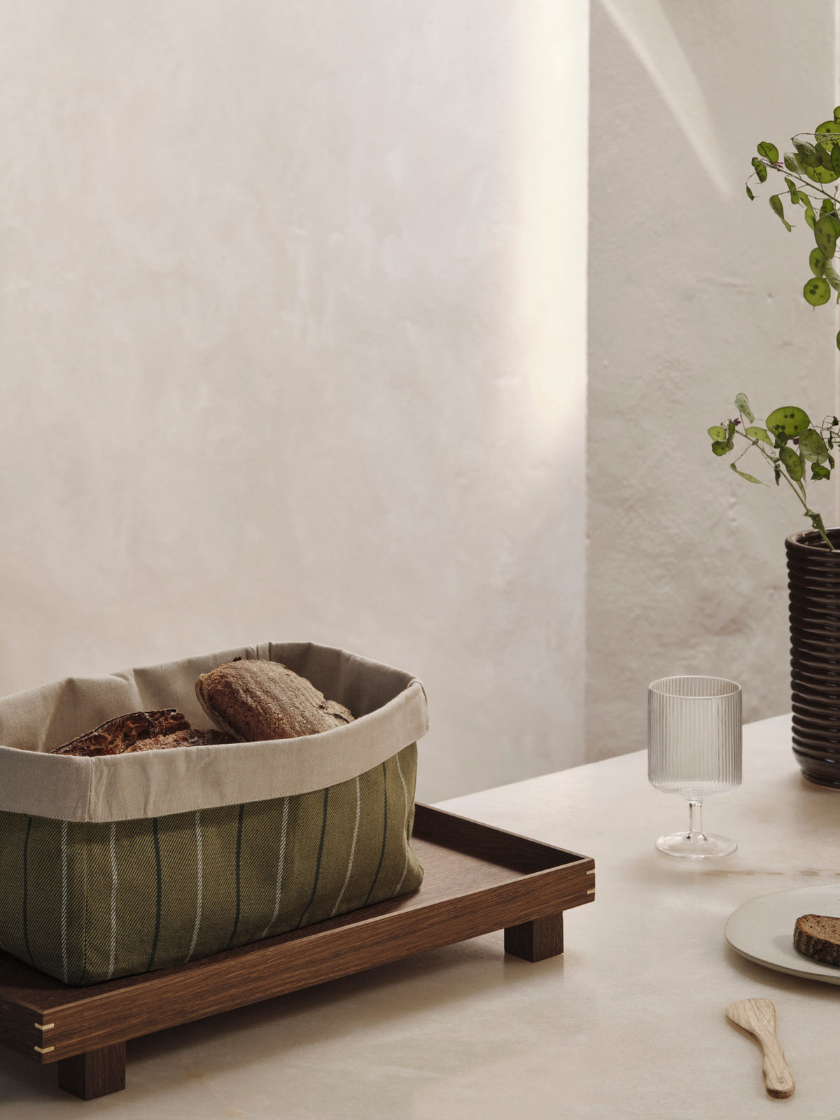 Ito Kitchen Korb Rectangular in Natural/Seaweed präsentiert im Onlineshop von KAQTU Design AG. Aufbewahrungskorb ist von Ferm Living