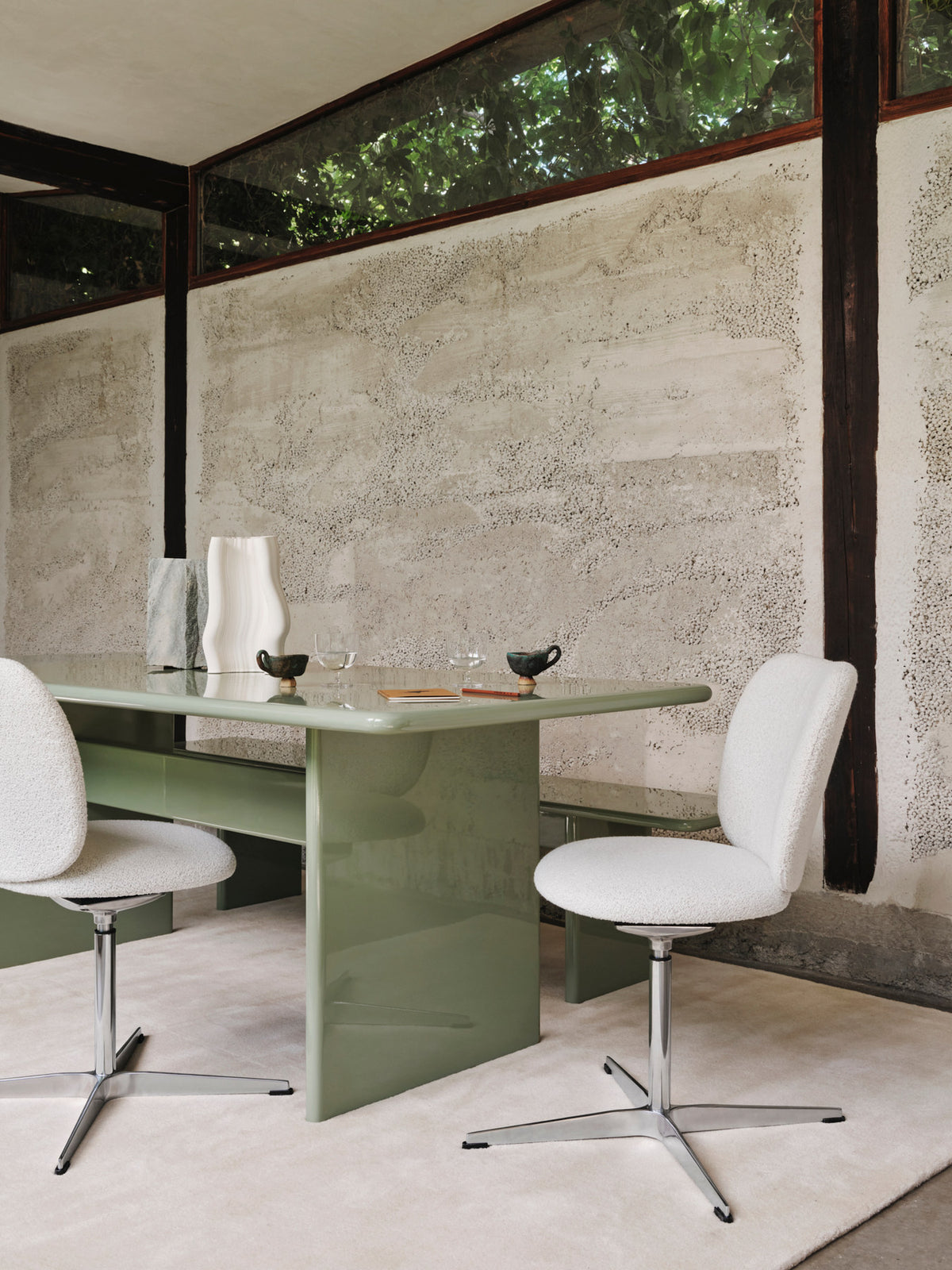 Rink Esstisch - Klein von Ferm Living in Weissgelb, hochglänzend lackiertes FSC™-MDF, archetypische Form mit abgerundeten Kanten, 200x90 cm