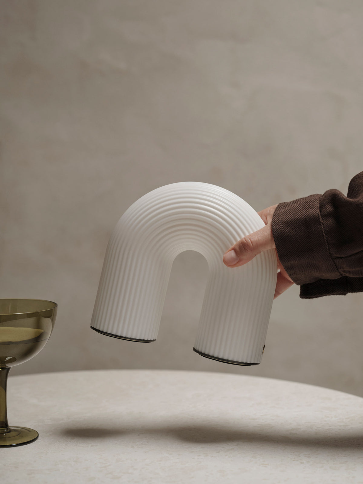 Vuelta portable Tischleuchte in White präsentiert im Onlineshop von KAQTU Design AG. Tischleuchte ist von Ferm Living