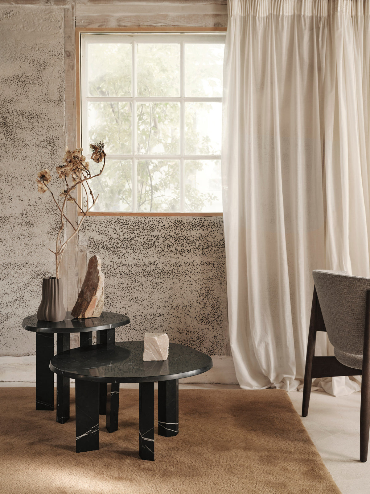 Taula Beistelltisch in Black präsentiert im Onlineshop von KAQTU Design AG. Couchtisch ist von Ferm Living